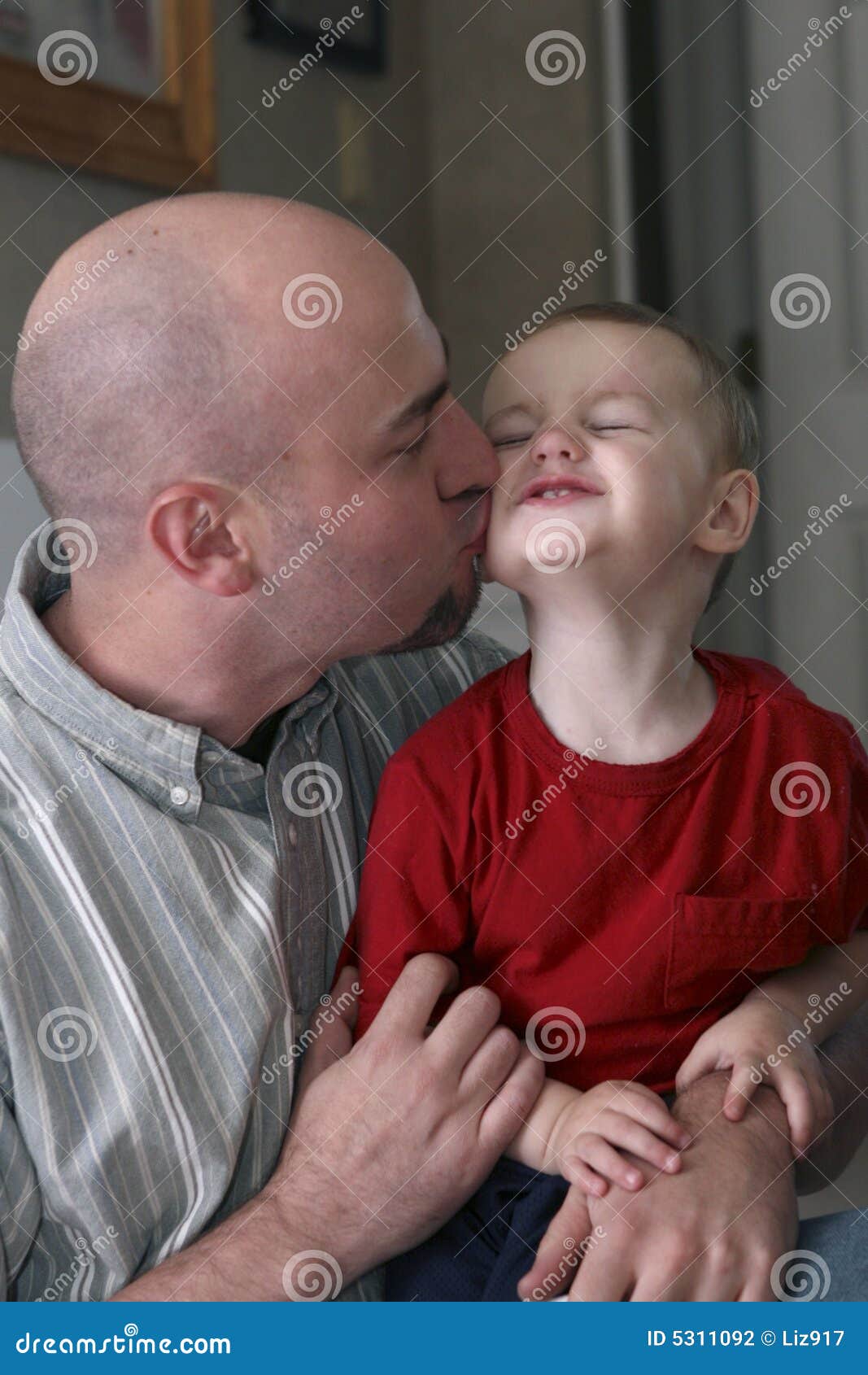 Поцелуй отец сын. Отец целует сына. Father and son Kiss. Отец и сын целуются. Близняшки целуют папу.