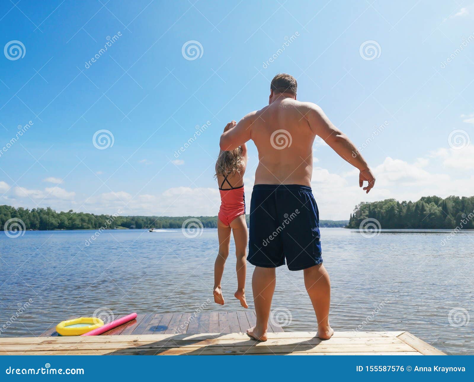 Padre De Familia E Hija Parados En El Muelle Del Lago De Madera  Divertiéndose Juntos Foto de archivo - Imagen de muelle, muchacha: 155587576