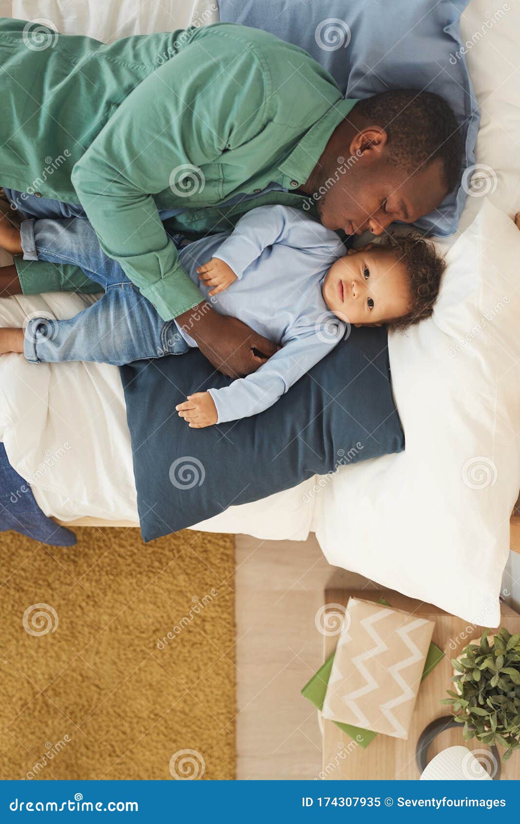 Padre Durmiendo Con Hijo Bebe Imagen De Archivo Imagen De Muchachos Hijo