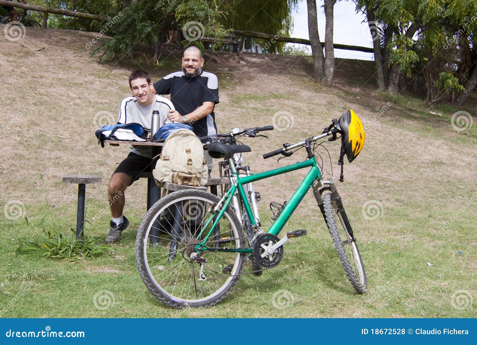 immagini di nonno e bambino in bicicletta