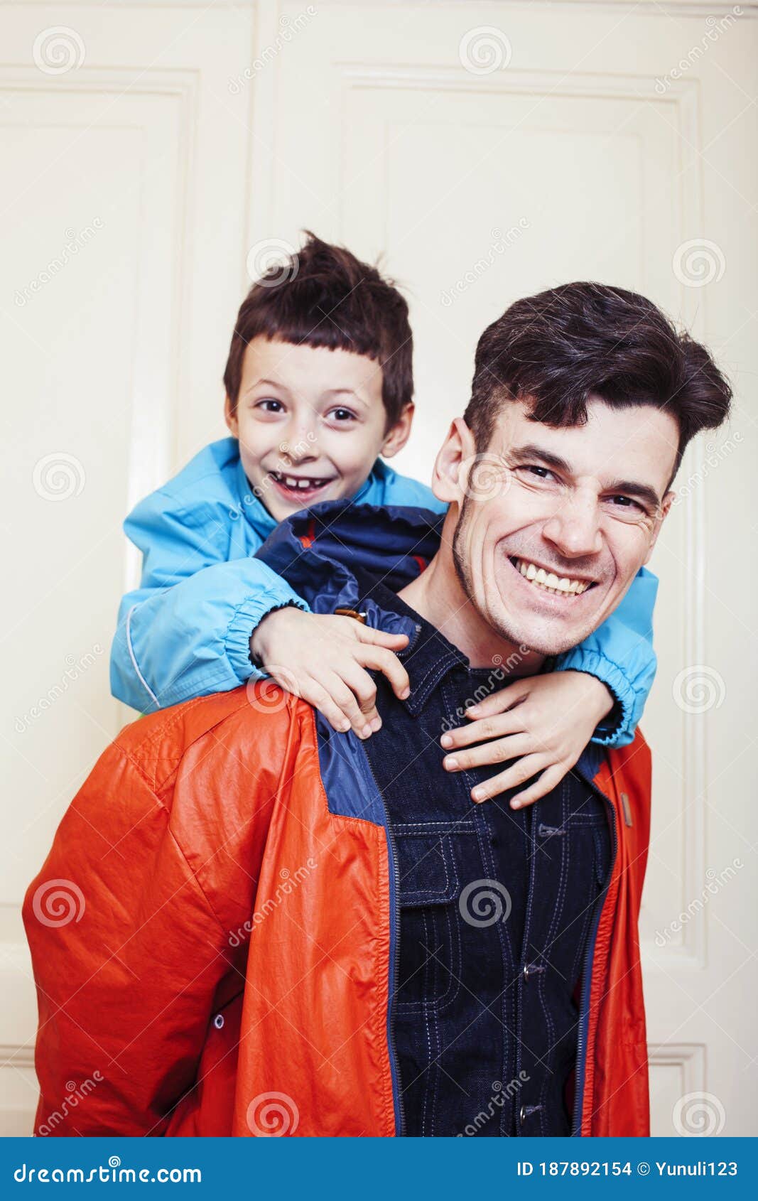 Mio Figlio Vuole Andare Vivere Con Padre Padre E Figlio Insieme Si Divertono a Casa Come a Vivere Felici Persone