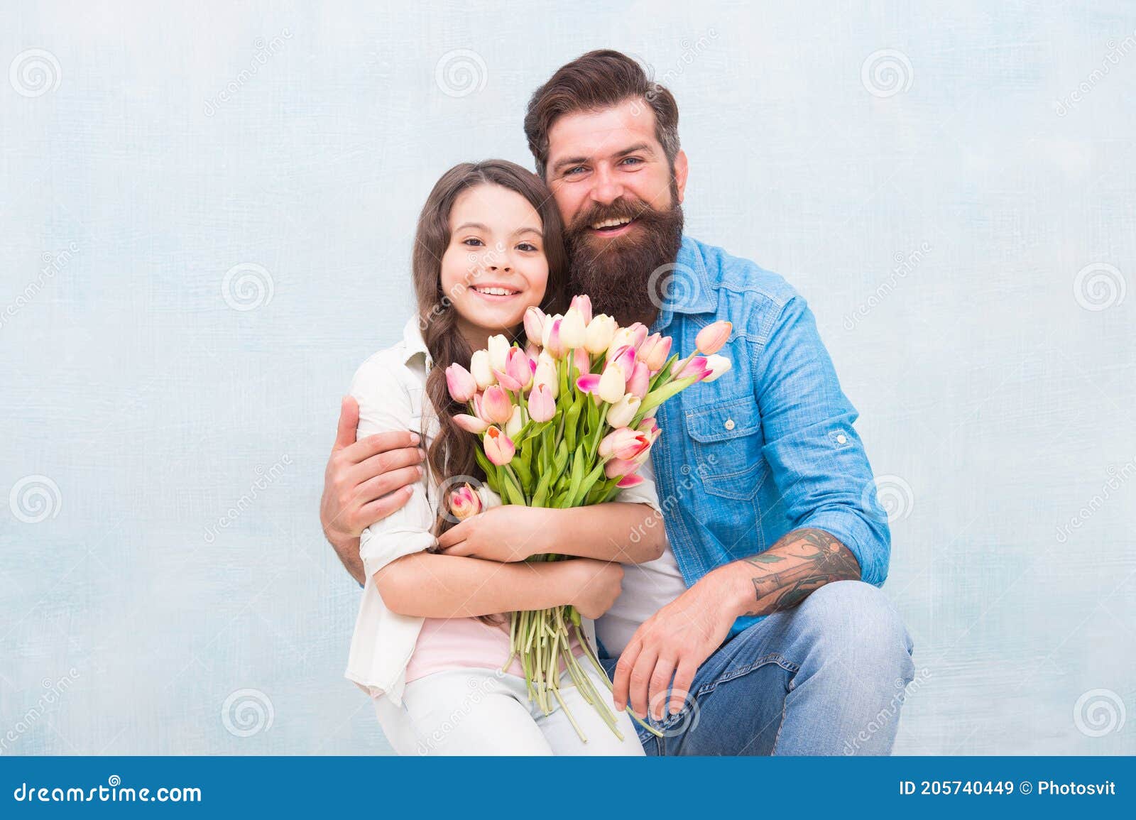 Padre E Hija Abrazarse Con El Día De Los Padres Del Ramo De Flores De Tulipán De Primavera Imagen de archivo - Imagen de abrace, padres: 205740449 Padre E Hija Abrazarse Con El Día De Los Padres Del Ramo De Flores De Tulipán De Primavera Imagen de archivo - Imagen de abrace, padres: 205740449