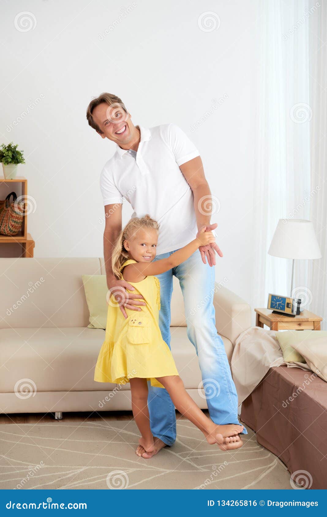 Padre e hija de baile foto de archivo. Imagen de disfrutar 134265816