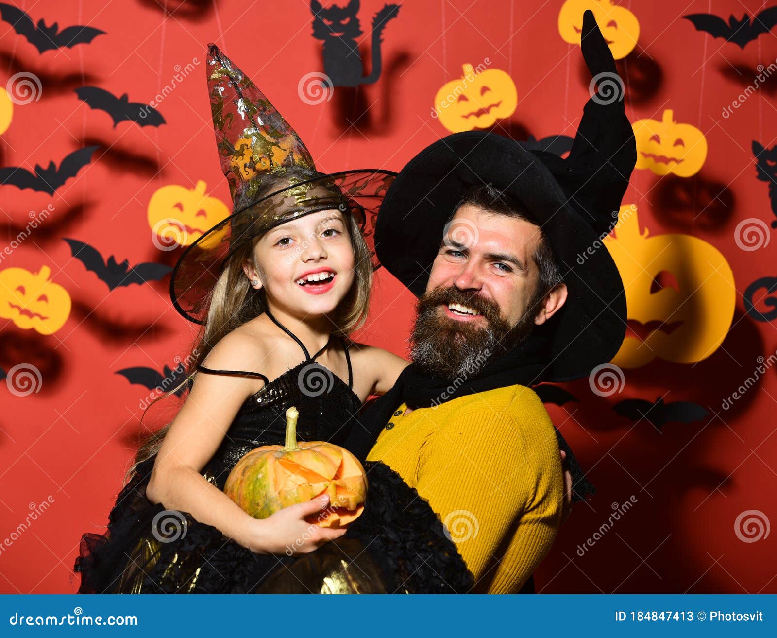 Padre E Hija Disfrazados. Concepto De Fiesta Y Celebración De Halloween. Imagen de archivo - Imagen de traje, caras: 184847413 Padre E Hija Disfrazados. Concepto De Fiesta Y Celebración De Halloween. Imagen de archivo - Imagen de traje, caras: 184847413