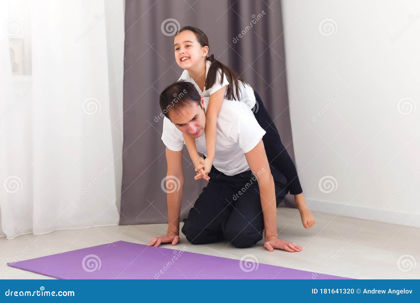 Padre E Hija Entrenan En Deportes En Casa Foto De Archivo Imagen De Bebé Cabrito 181641320