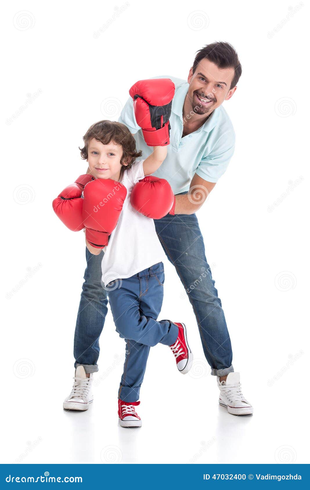 Padre e hijo. Padre feliz con el hijo en guantes de boxeo en un fondo blanco