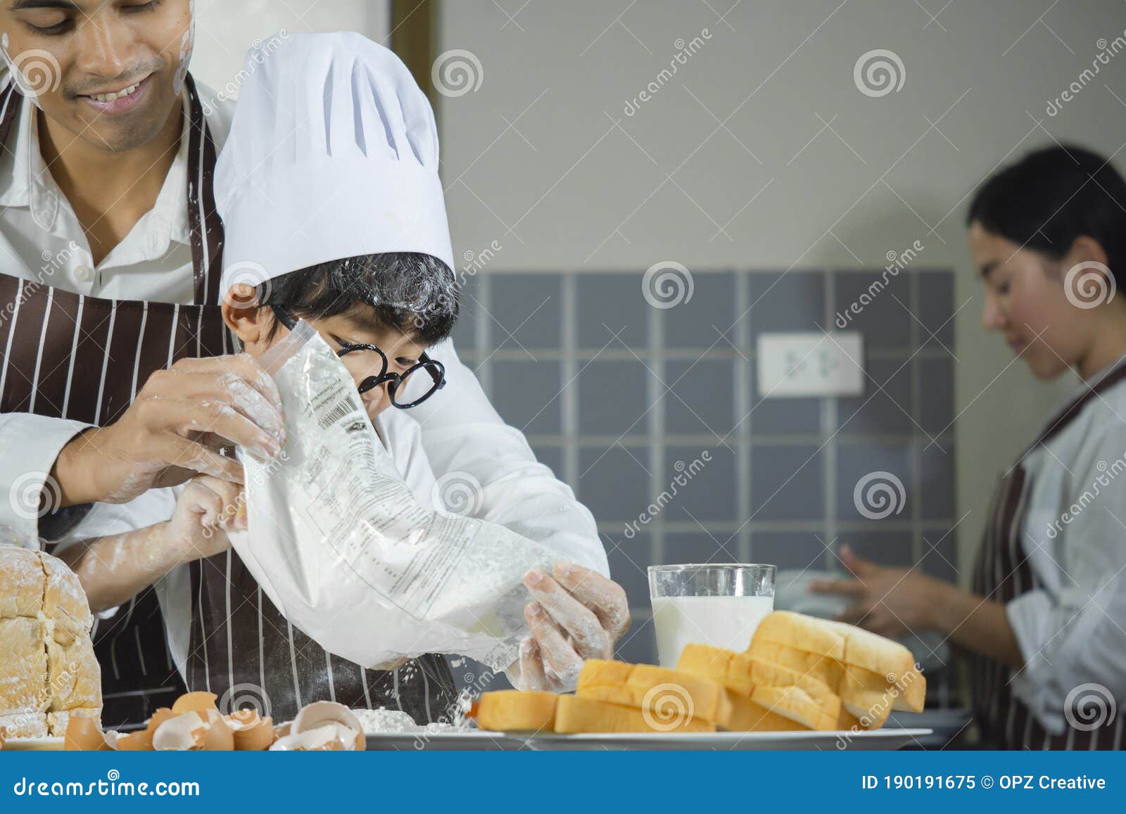 Padre E Hijo Cocinan Harina Blanca Amasando Masa De Pan Padre Enseña a Los  Niños a Practicar Ingredientes Para Cocinar Huevo De Pa Imagen de archivo -  Imagen de harina, amase: 190191675