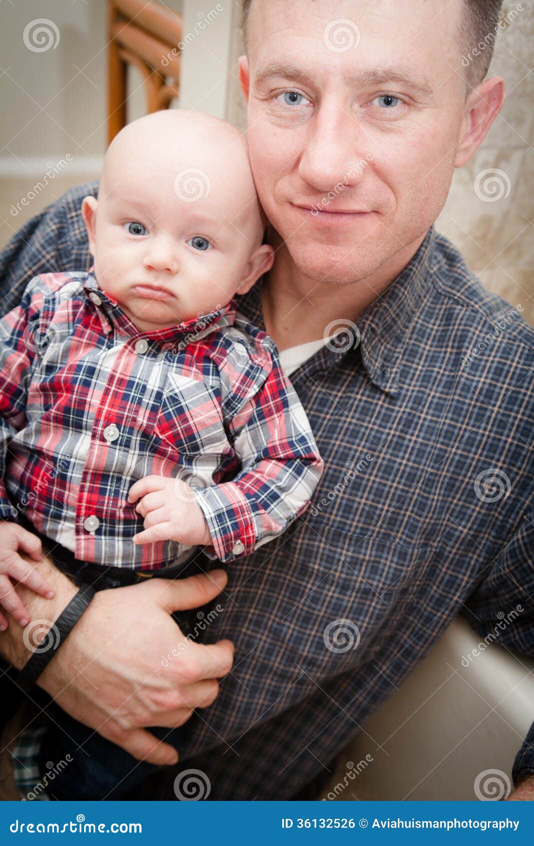 Padre E Hijo Con Los Ojos Azules Foto de archivo Imagen de adulto