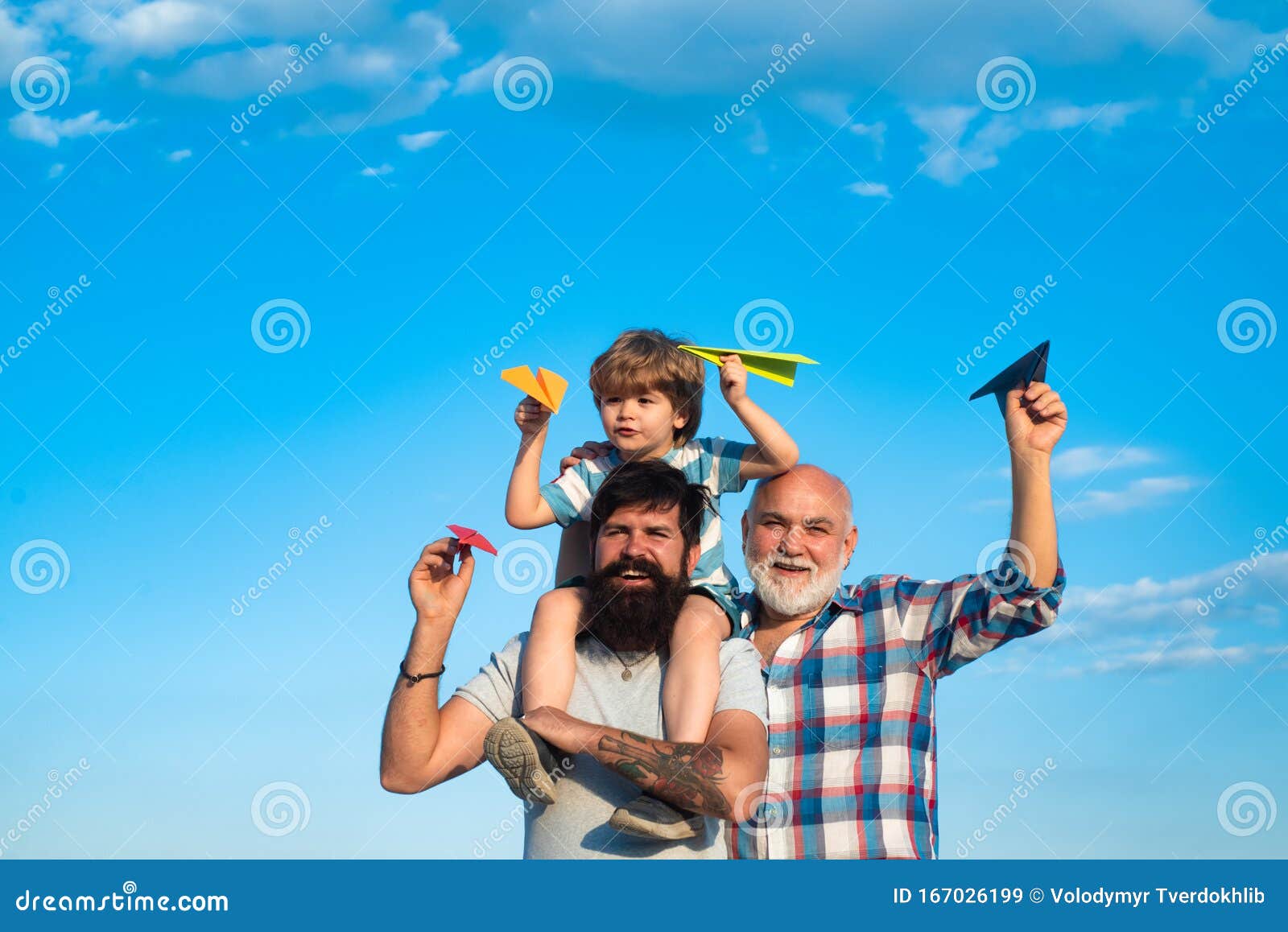 Padre E Hijo Disfrutando Del Exterior Multigeneración Aviador Piloto  Infantil Con Avión De Papel Soñando Con Viajar Familia Imagen de archivo -  Imagen de pensionista, hijo: 167026199