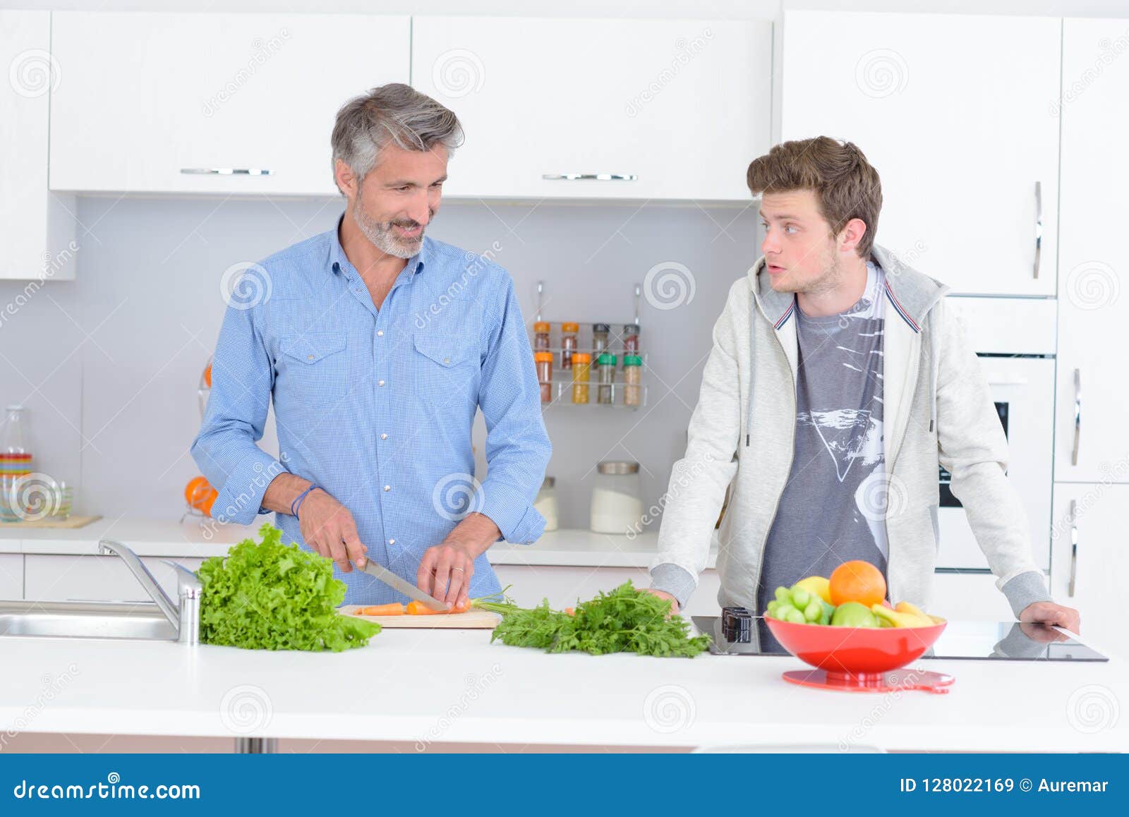 Padre E Hijo En La Cocina Que Prepara Verduras Imagen de archivo ...