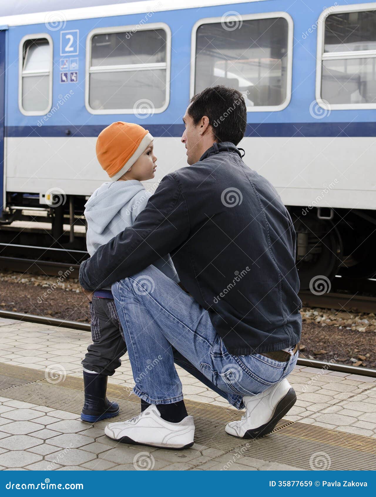 Padre E Hijo En La Estación De Tren Imagen de archivo - Imagen de pistas,  observar: 35877659