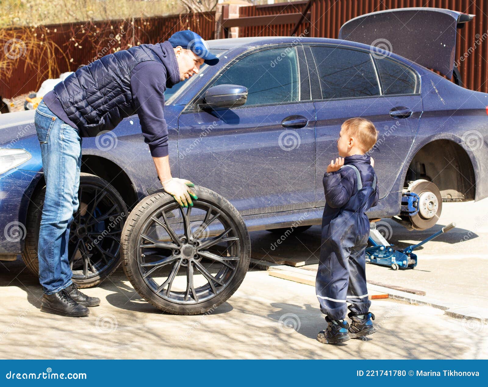 Padre E Hijo Están Arreglando El Auto. El Hijo Ayuda Al Papá. Feliz Día De  Los Padres. Foto de archivo - Imagen de enlace, rueda: 221741780