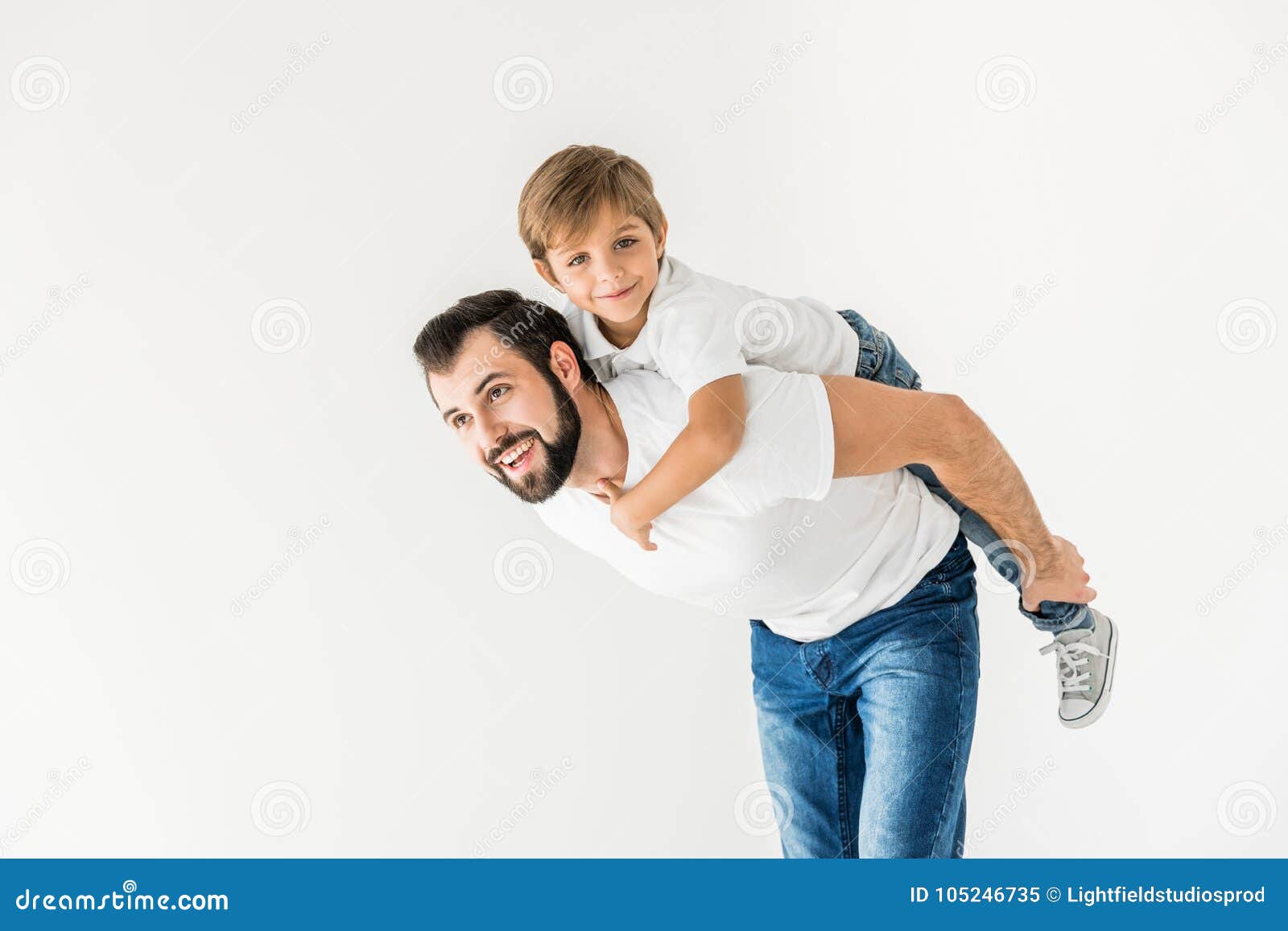 Padre e hijo felices junto imagen de archivo. Imagen de lazo 105246735