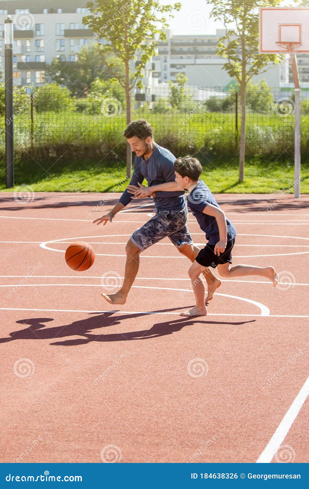 Padre E Hijo Jugando Baloncesto Descalzo En Un Patio De Recreo Foto de  archivo - Imagen de juego, gente: 184638326