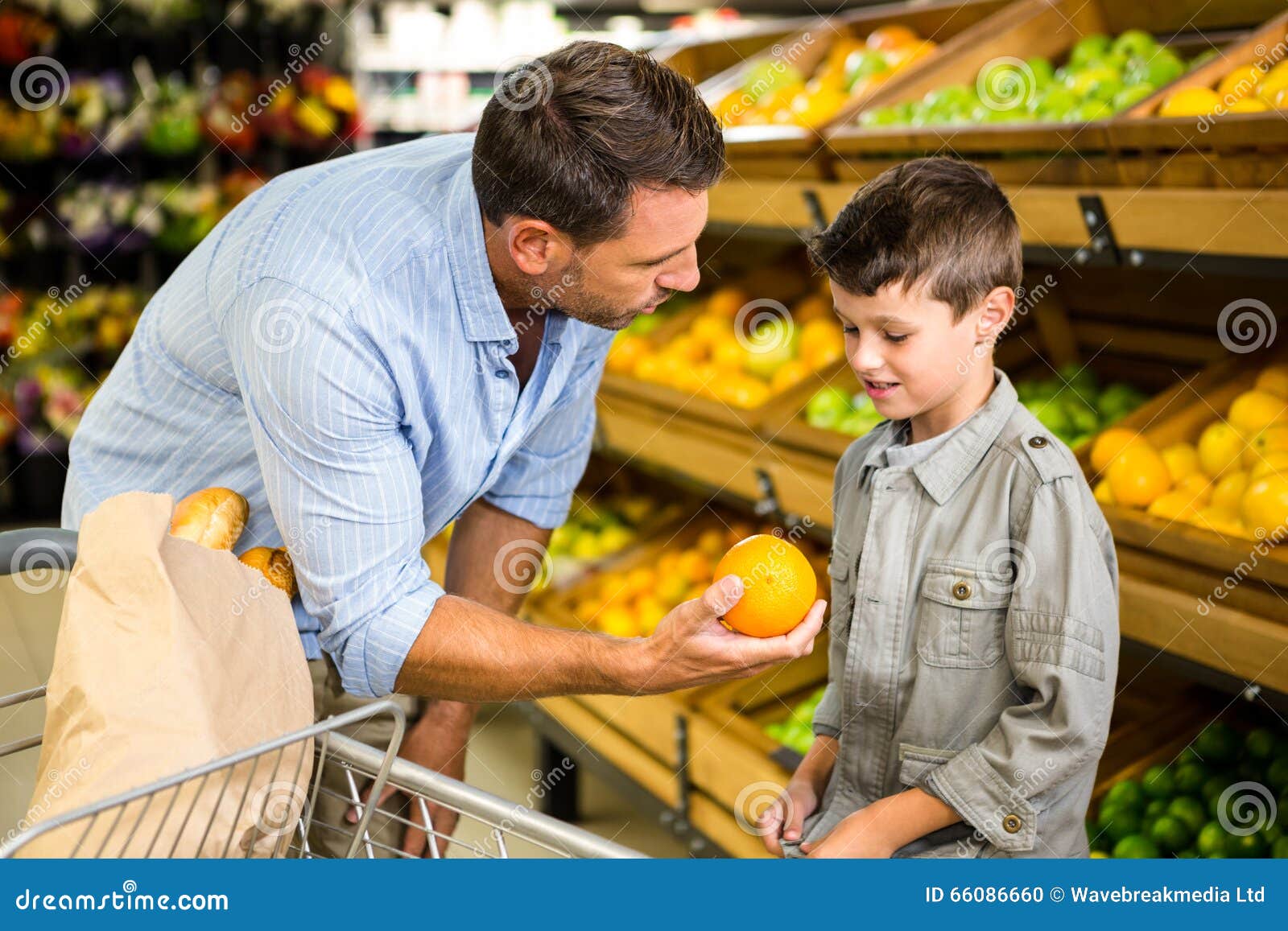 Папа купи франшиза. Фото отец продавец. Father and children shop. Sons shopping father. Father doing shopping.