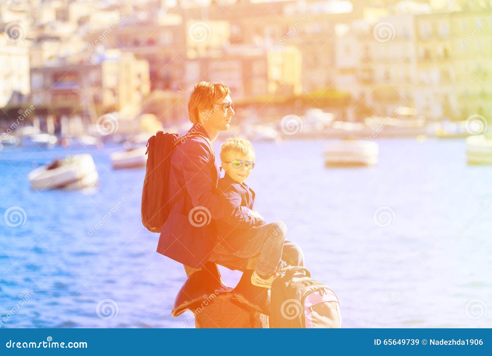 Padre e hijo que miran la ciudad de La Valeta, Malta, viaje de la familia