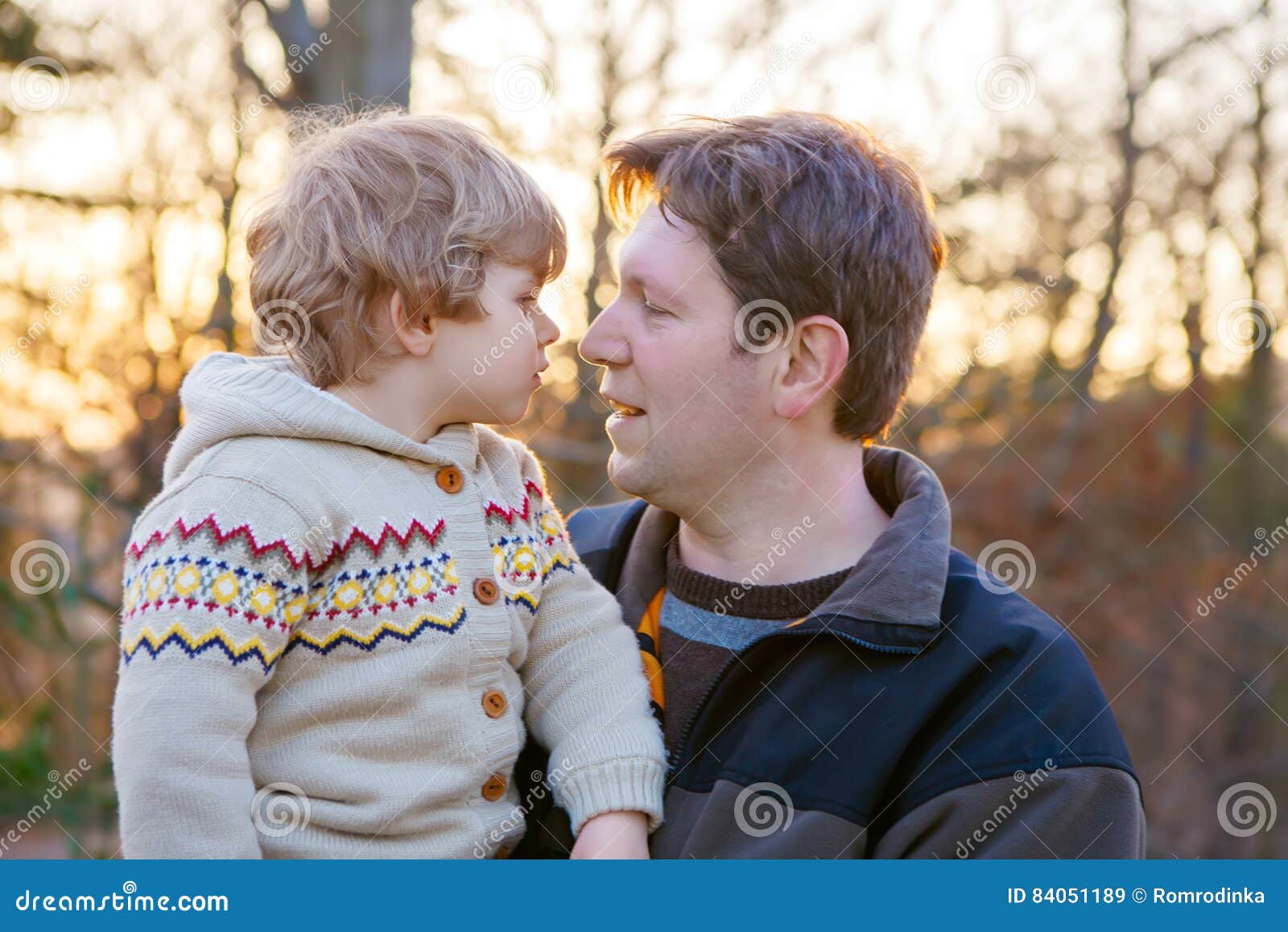 Padre E Piccolo Figlio in Parco O in Foresta, All'aperto Immagine Stock