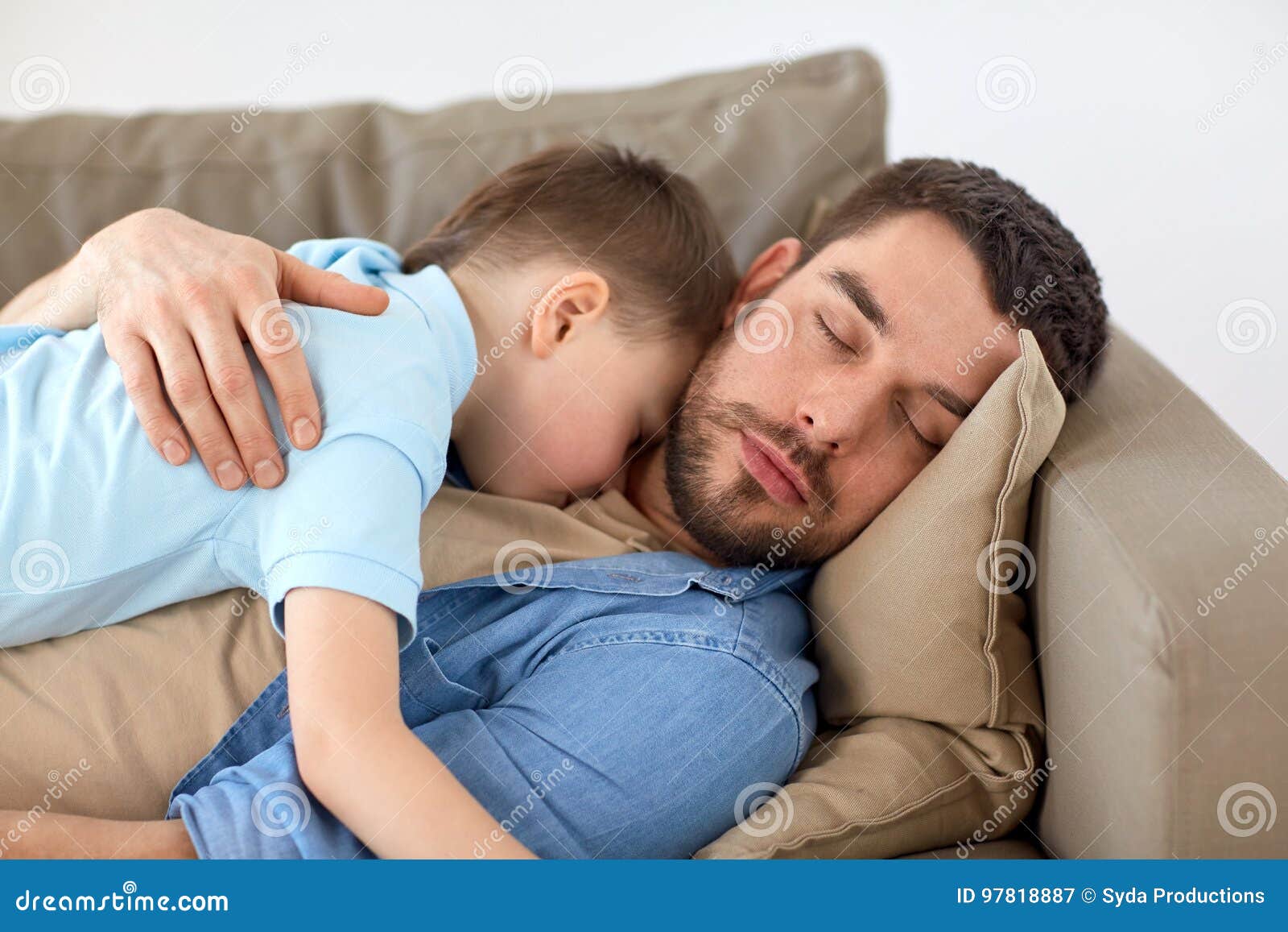 Отцы и спящие дочери видео. Отец и сын спят в обнимку. Спящий папа на диване. Папа с сыном в обнимку.