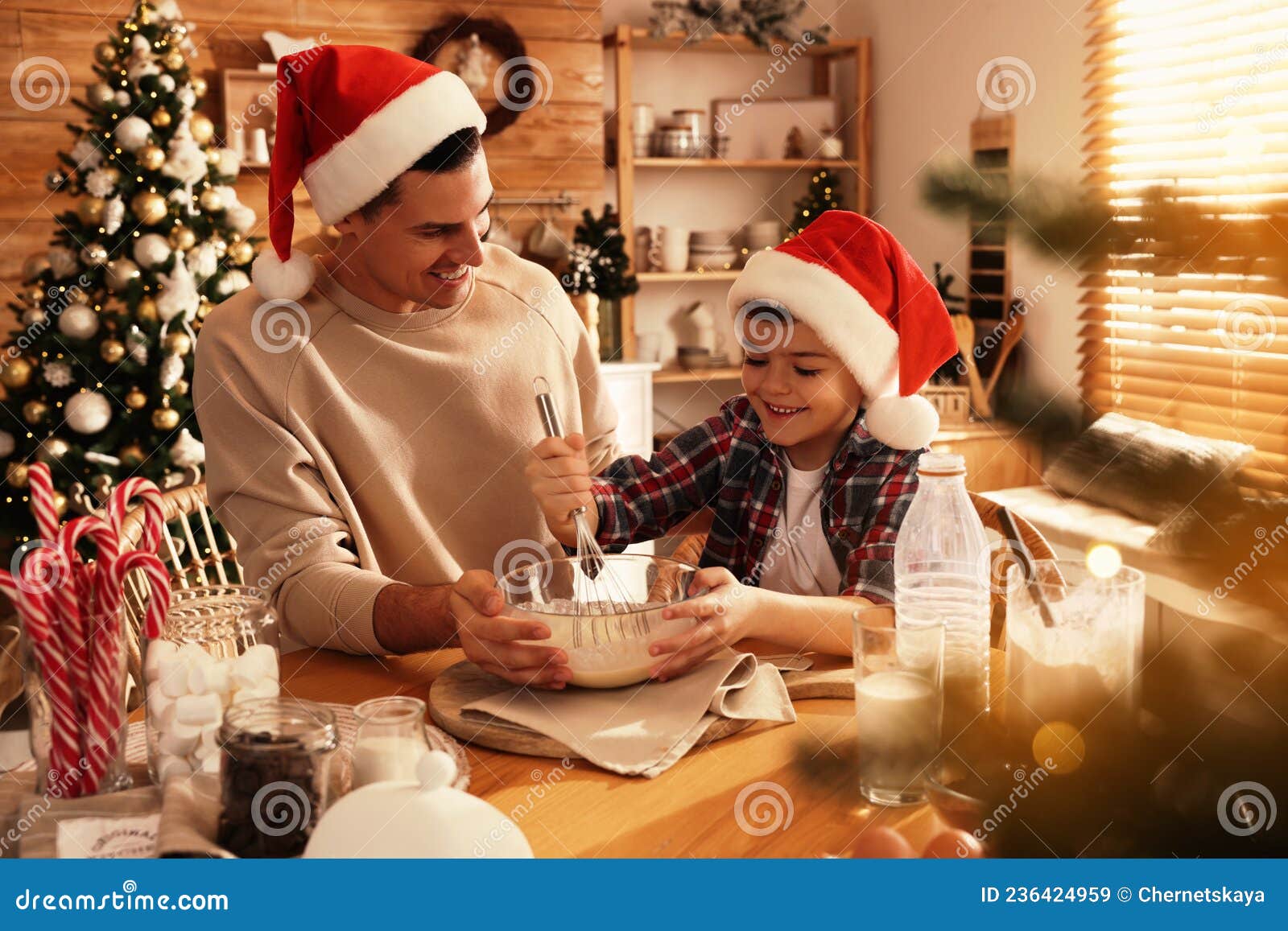 Padre Feliz Y Su Hijo Haciendo La Masa Para Galletas De Navidad En Casa  Imagen de archivo - Imagen de receta, vacaciones: 236424959
