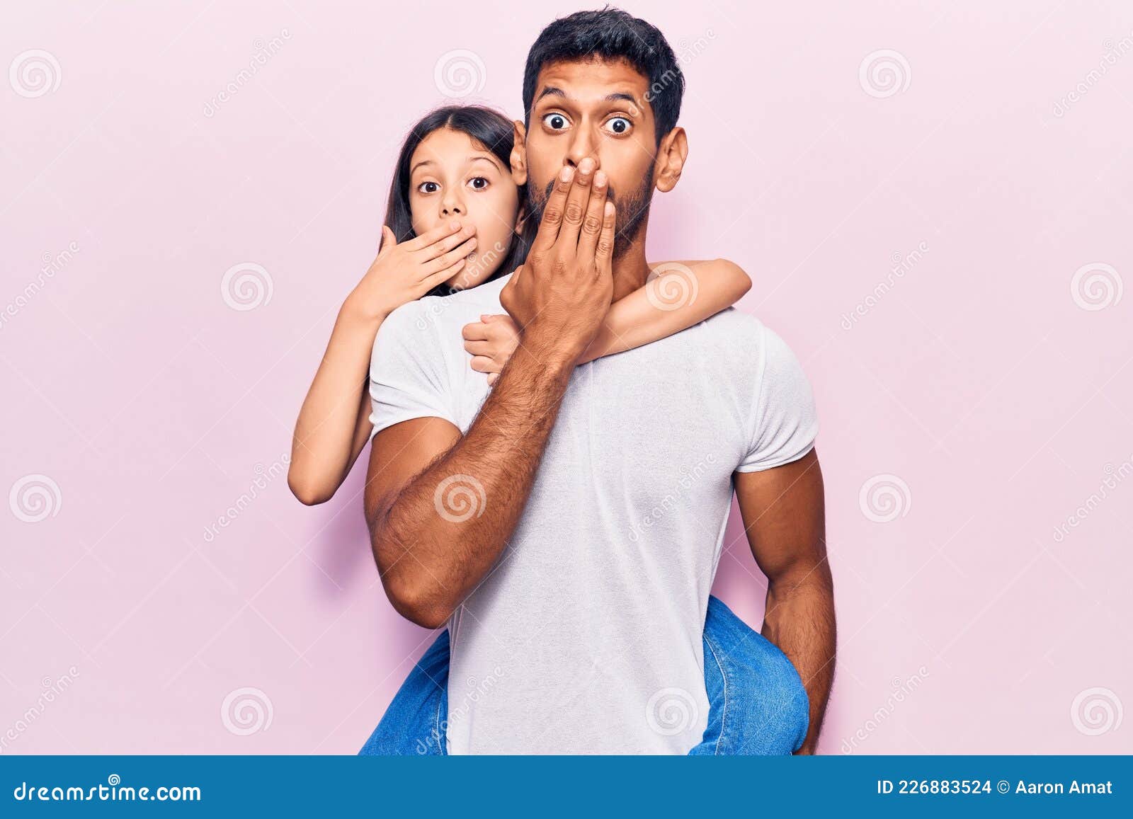 Padre Latino E Hija Con Ropa Informal Cubriendo La Boca Con La