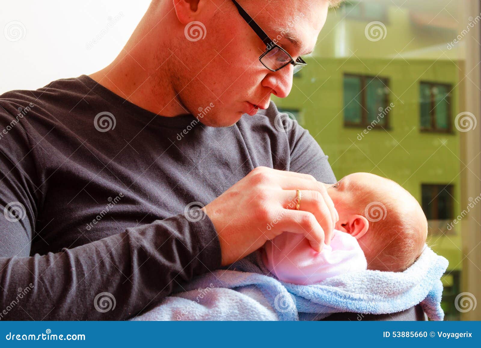 Padre tenendo delicato il suo neonato. Concetto di Parenting Generi la tenuta delicata della sua ragazza di neonato, a casa