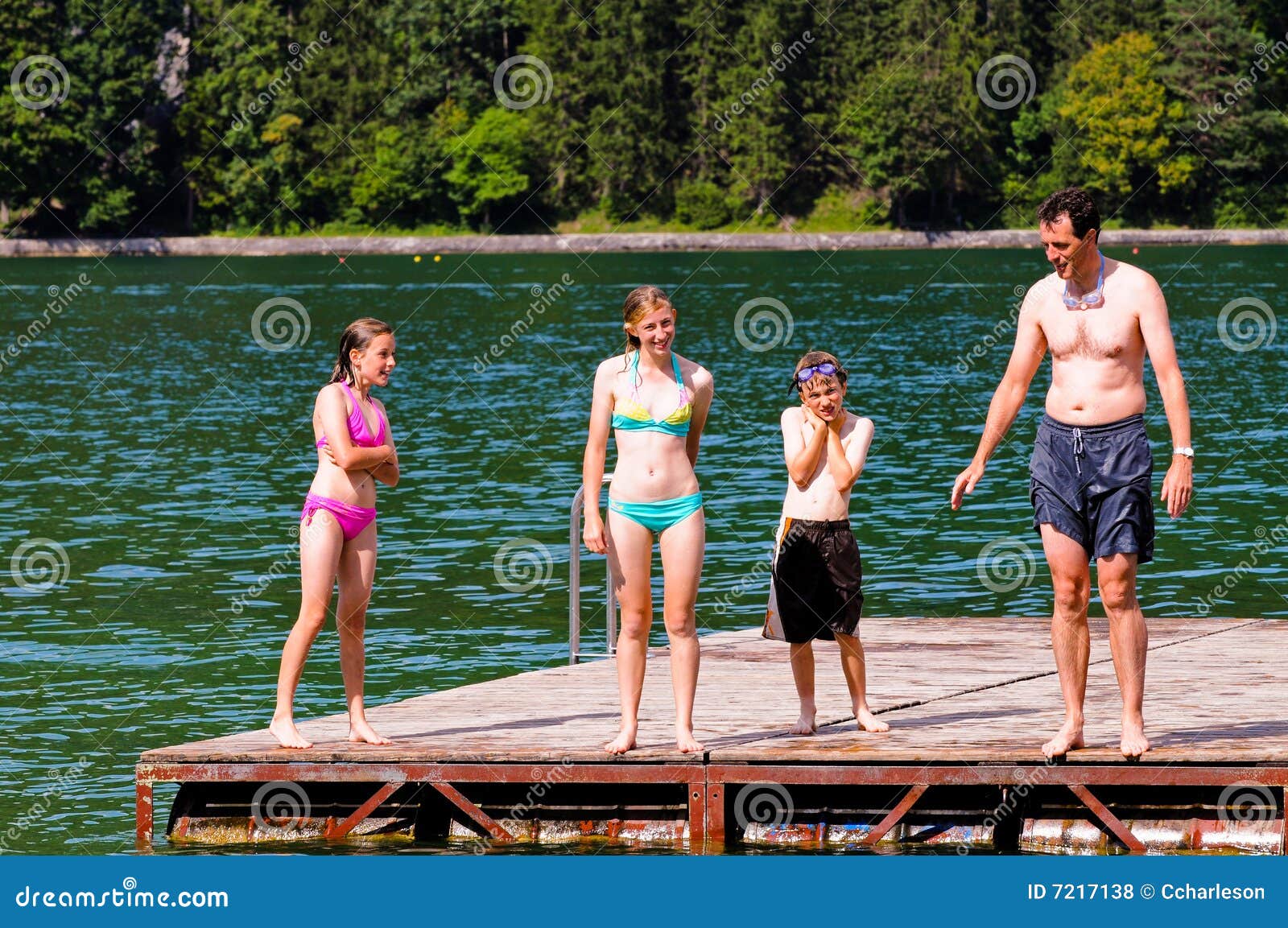 Padre y niños en el lago foto de archivo. Imagen de nadada - 7217138