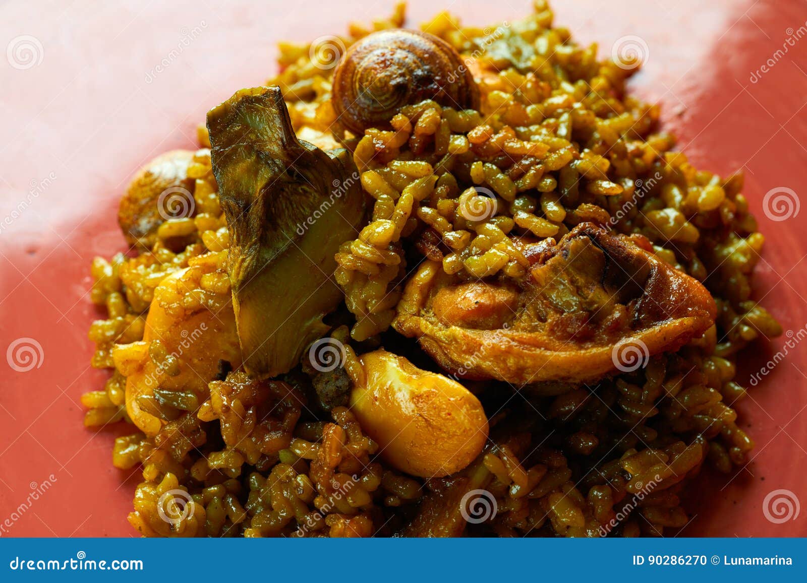 Paella Valenciana Con El Pollo Y El Conejo Foto de archivo - Imagen de  cocinero, pimenton: 90286270