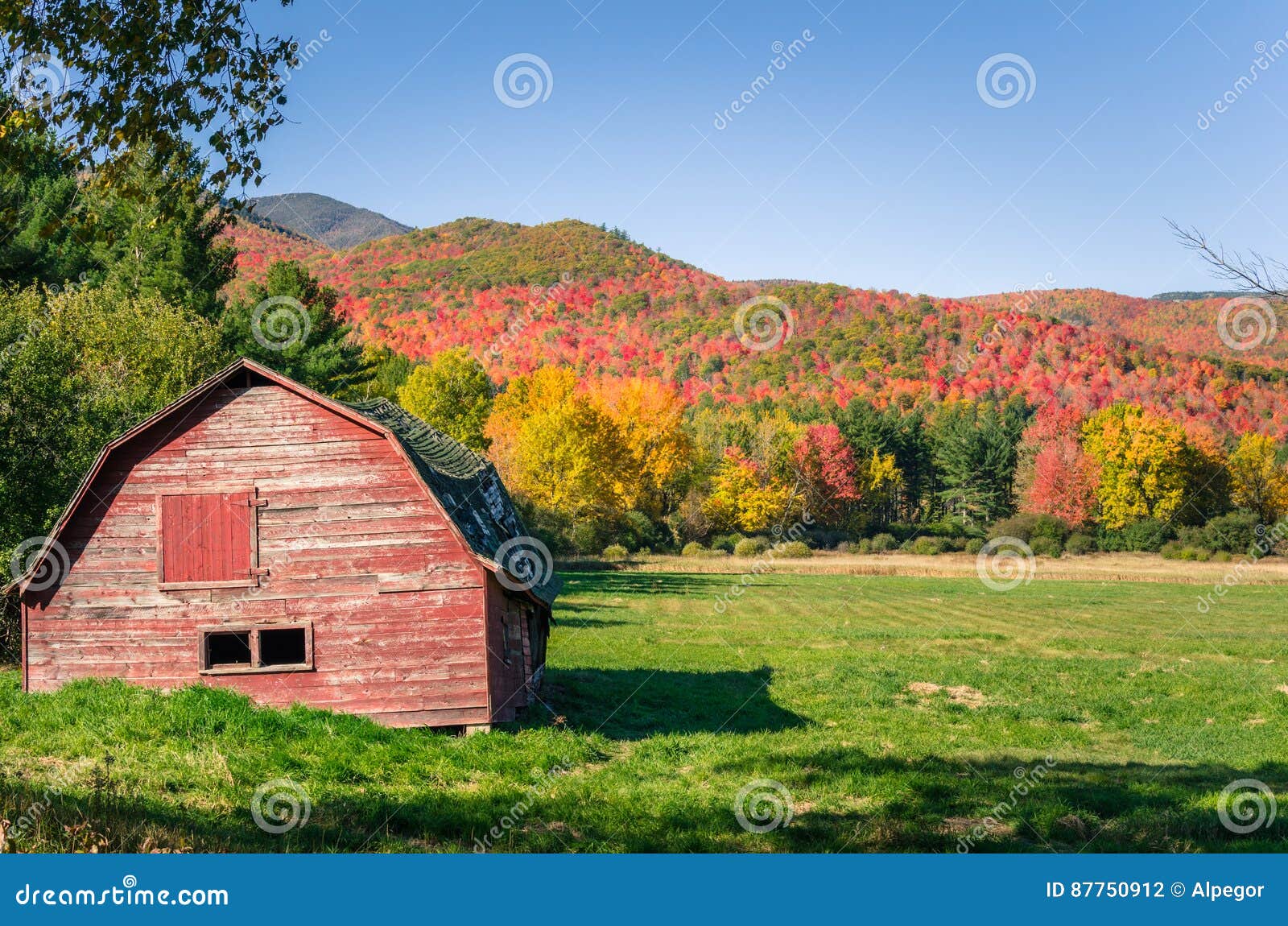 Paesaggio Autunnale Della Montagna E Chiaro Cielo Fotografia Stock Immagine Di Agricoltura Campo