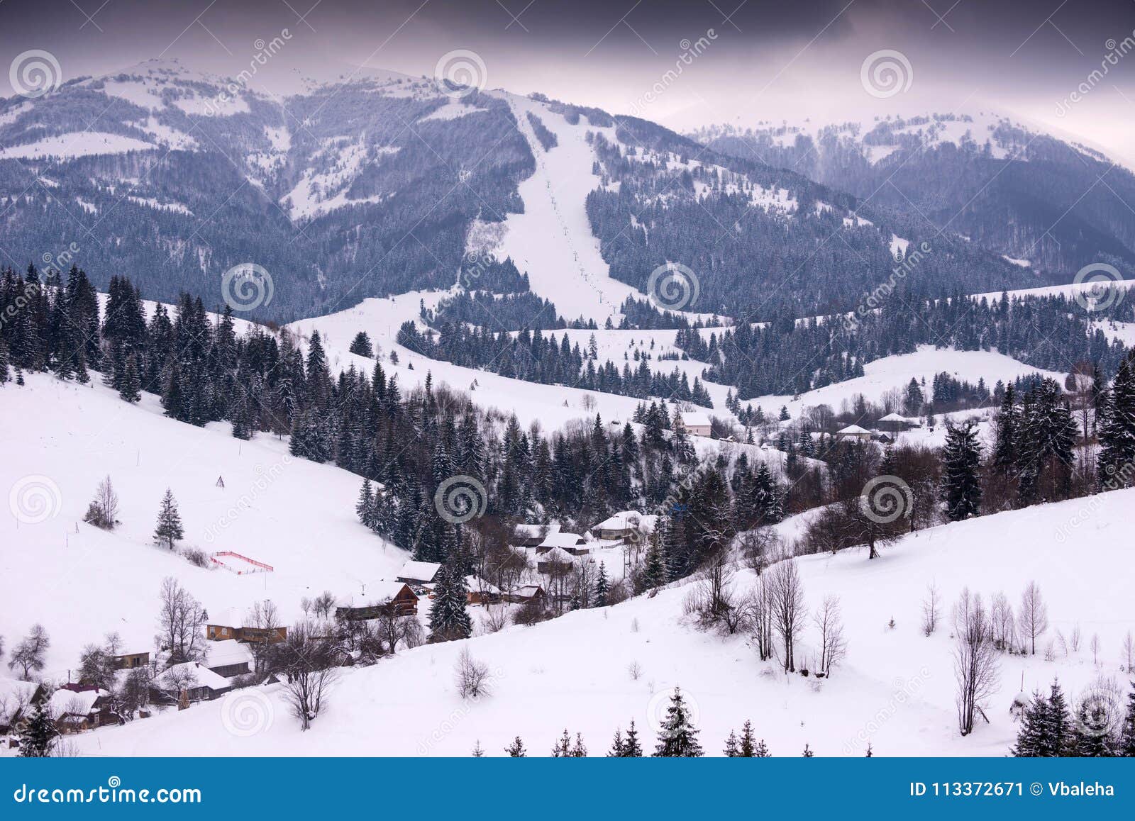 Paesaggio Del Paesino Di Montagna Di Inverno Con Neve E Le Case Immagine Stock Immagine Di Ricorso Freddo 113372671