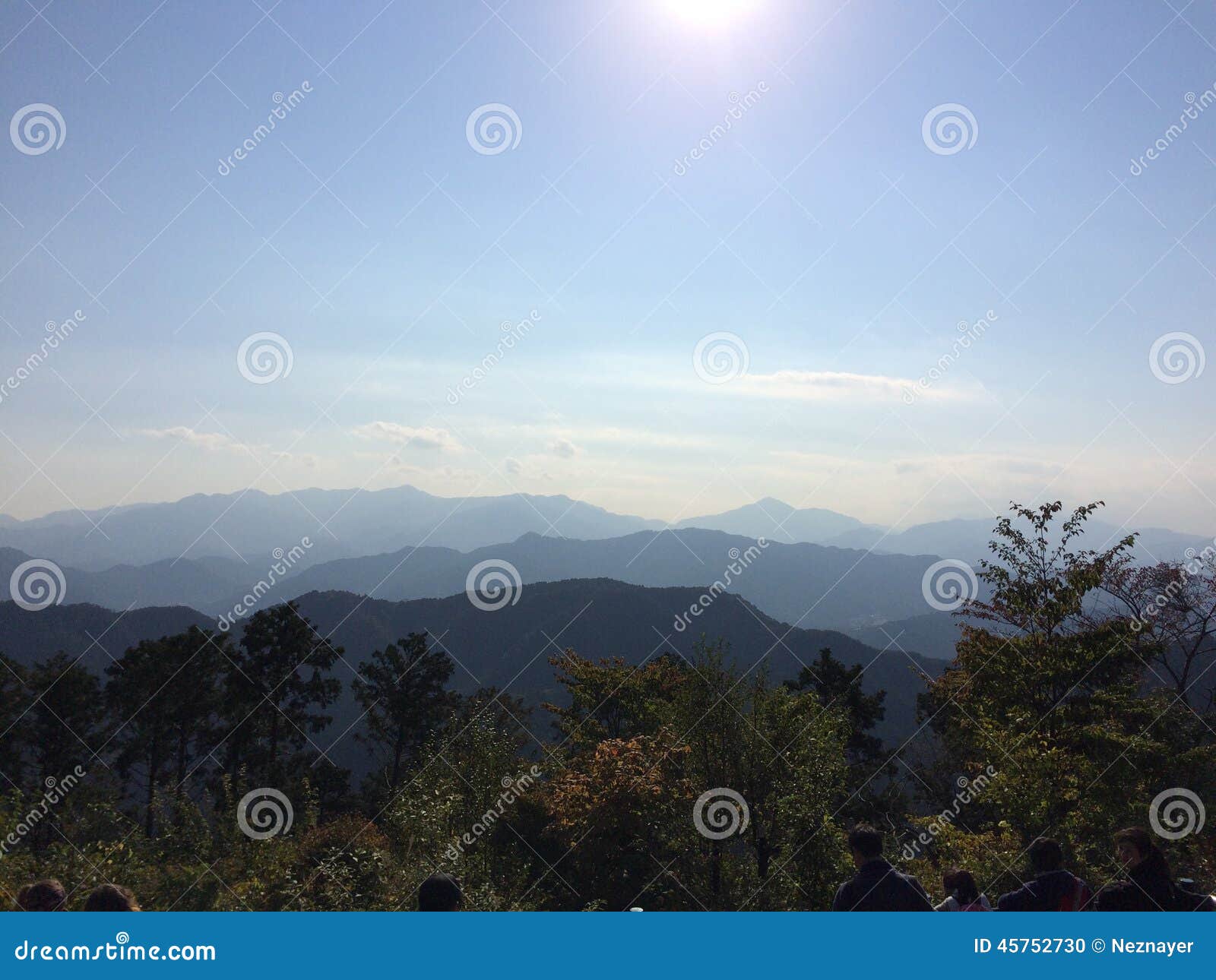Paesaggio della montagna. Una vista perfetta da abbellire dalla cima della montagna Takao nel Giappone Cieli blu e montagne che si sbiadiscono all'orizzonte