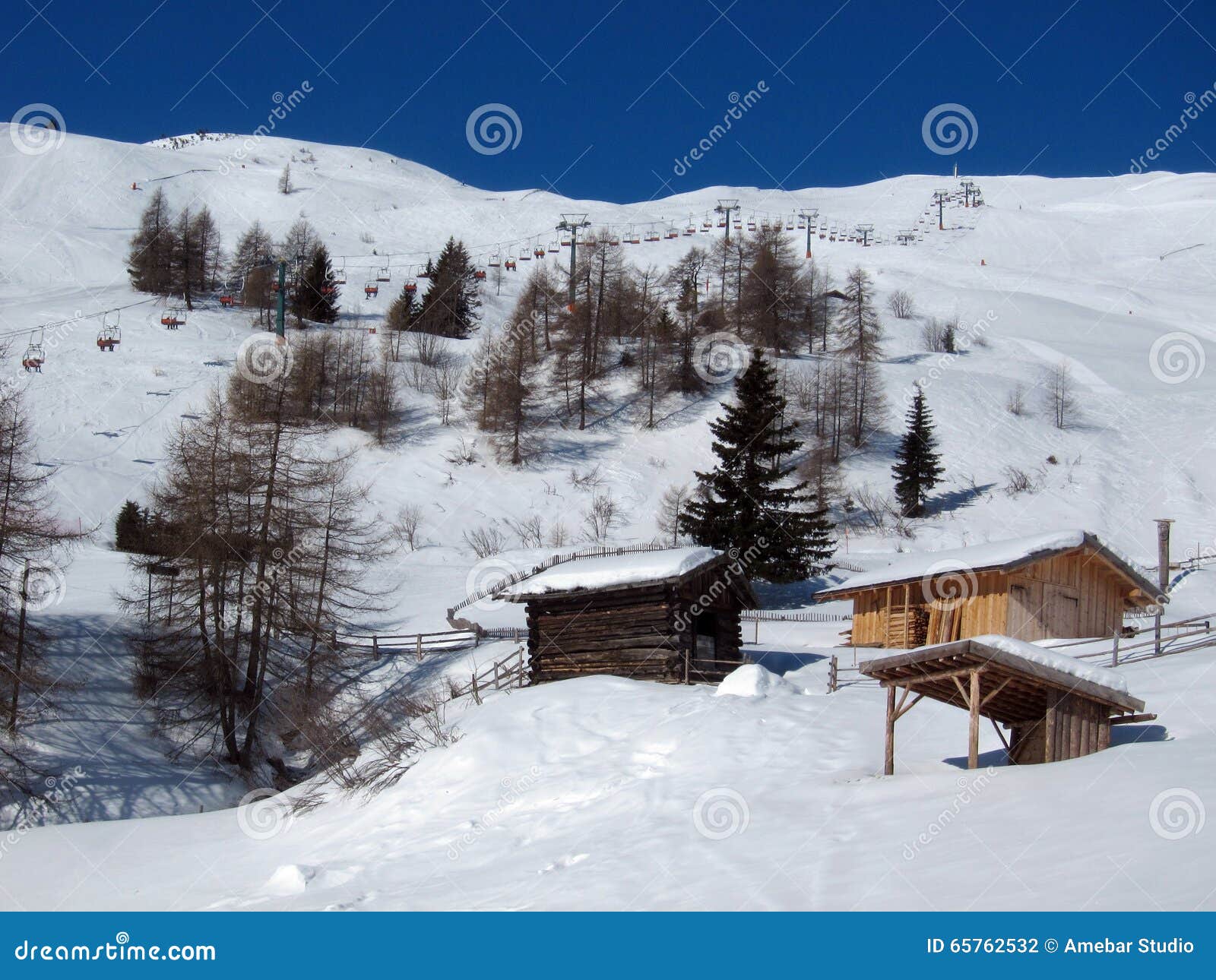 265 Paesaggio Della Montagna Con Neve E Le Case Di Legno Foto Foto Stock Gratis E Royalty Free Da Dreamstime