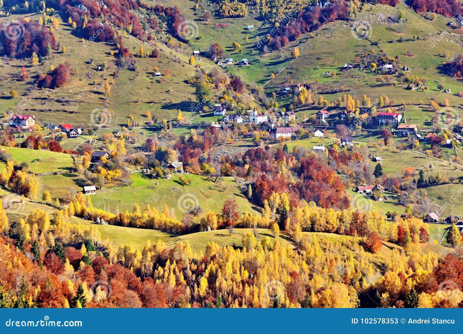 Paesaggio Di Autunno Nel Paesino Di Montagna Immagine Stock Immagine Di Background Casa