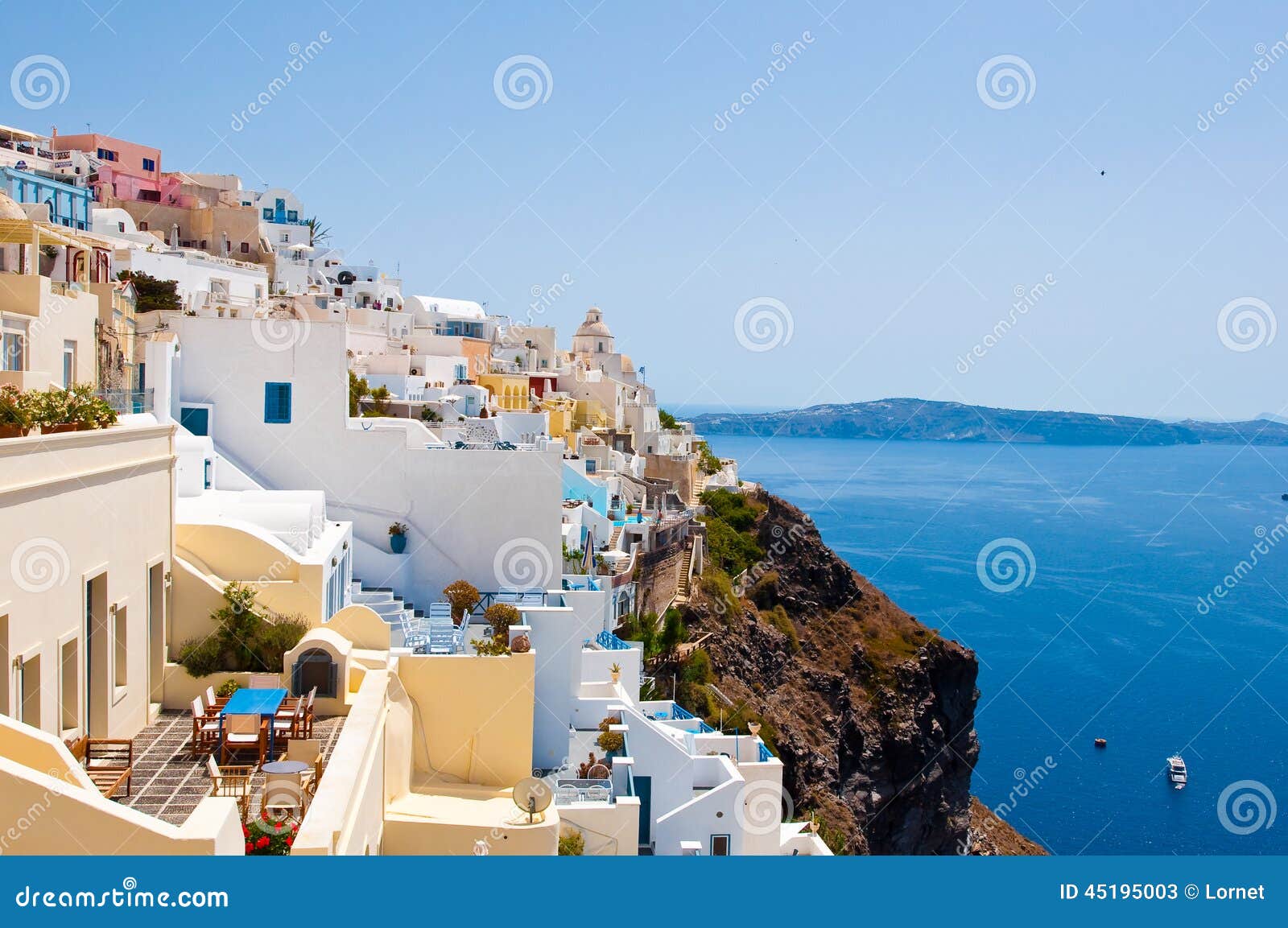 Paesaggio di Fira sull'orlo della scogliera della caldera sull'isola di Thira conosciuta come Santorini, Grecia