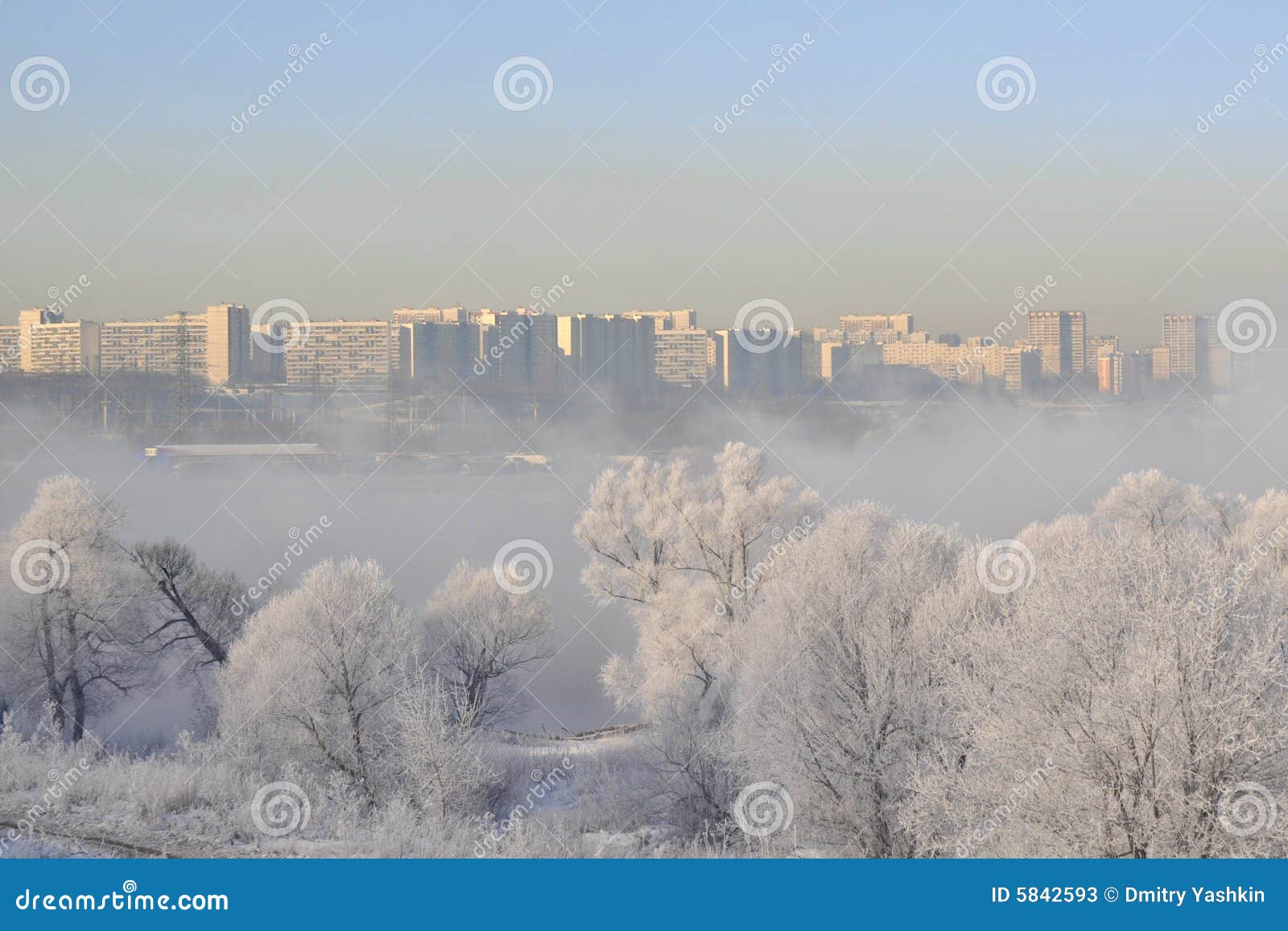 Paesaggio di inverno in città. Città del andview di paesaggio di inverno di vista