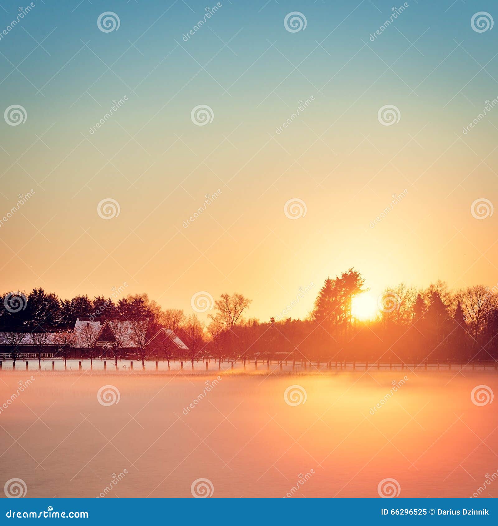 Paesaggio di inverno con lo sguardo di colore. Un paesaggio di inverno di bellezza con lo sguardo di colore