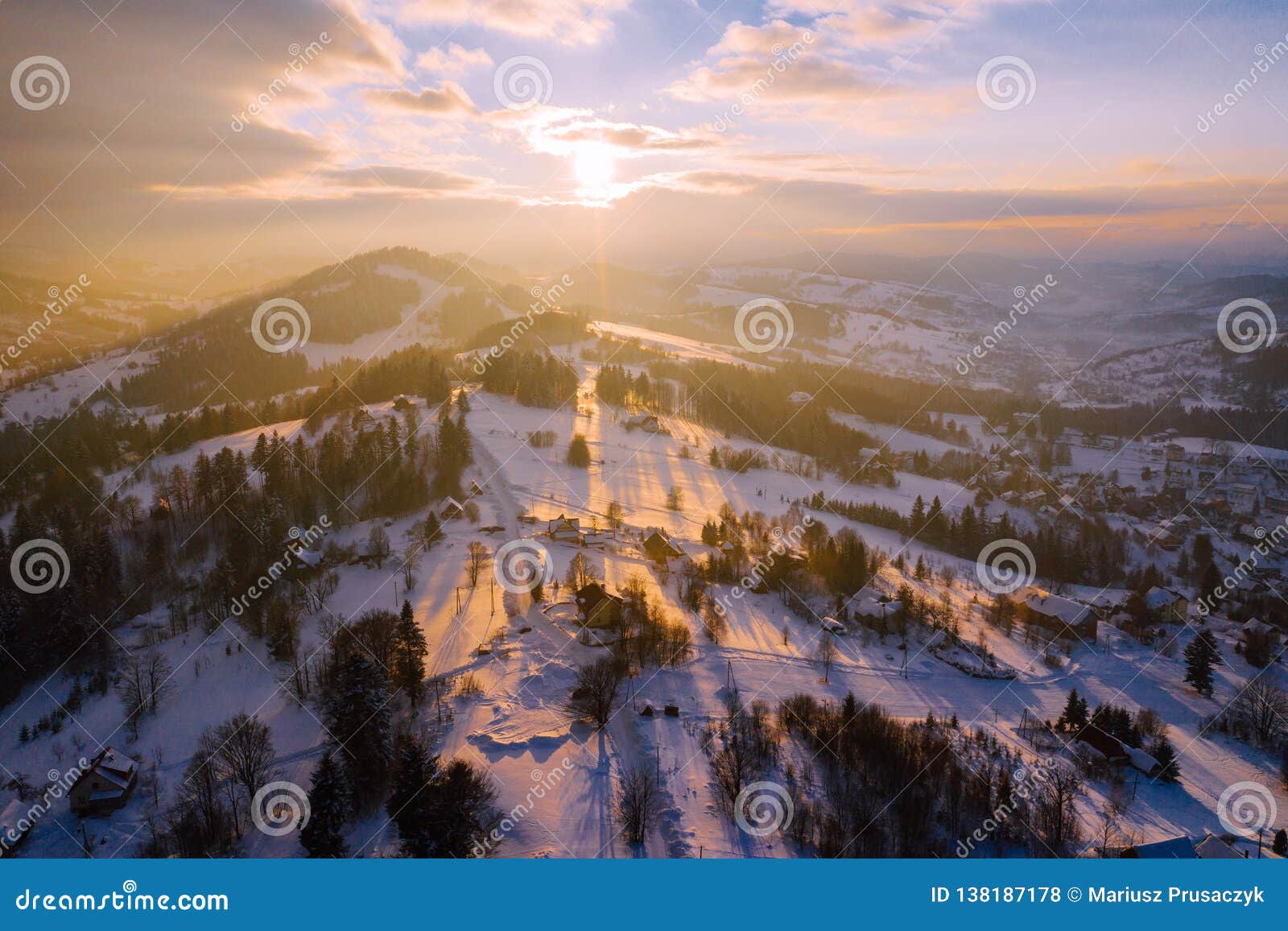 Paesaggio di inverno in montagne Slesiane di Beskids Vista da sopra Foto del paesaggio catturata con il fuco La Polonia, Europa