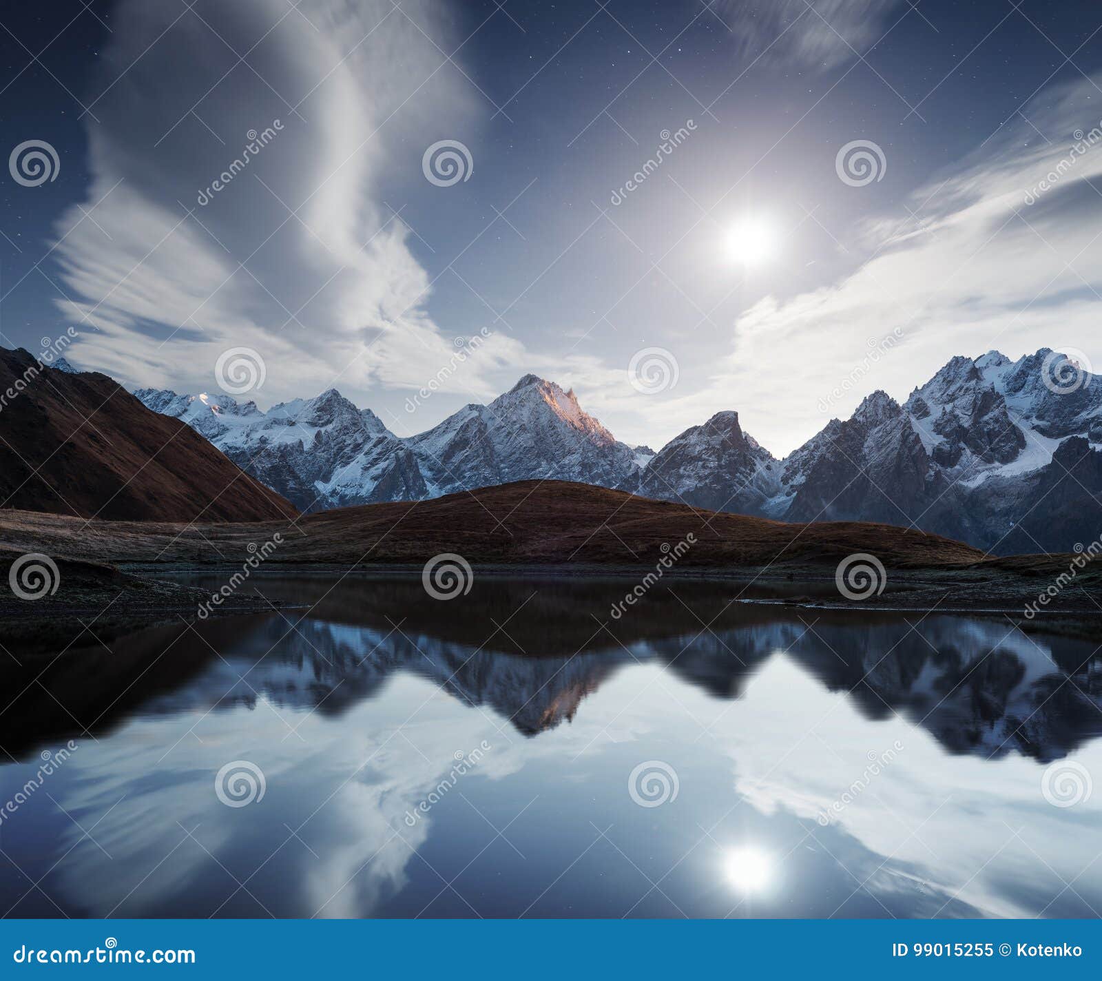 Paesaggio Di Notte Con Un Lago Della Montagna E Una Luna Immagine Stock Immagine Di Galassia Cresta