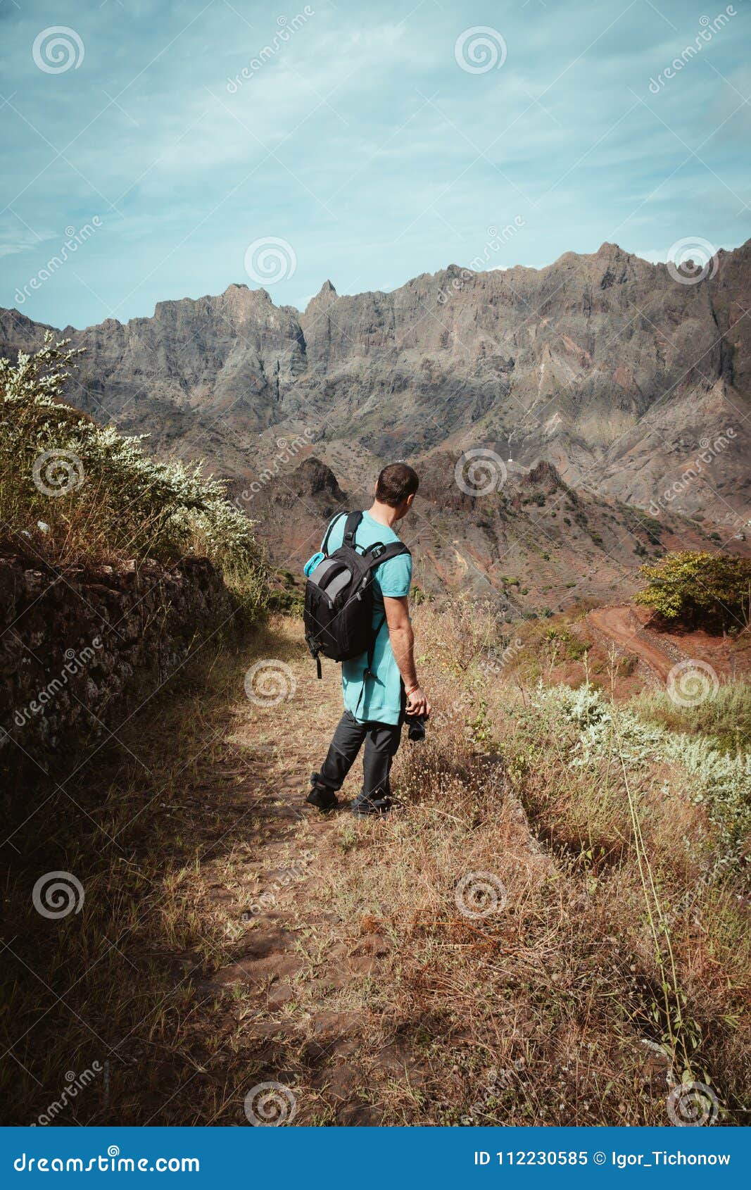 Paesaggio naturale sterile pieno d'ammirazione della viandante davanti a catena montuosa irregolare Traccia di trekking un giorno soleggiato da Corda a Coculli Santo Antao Cape Verde