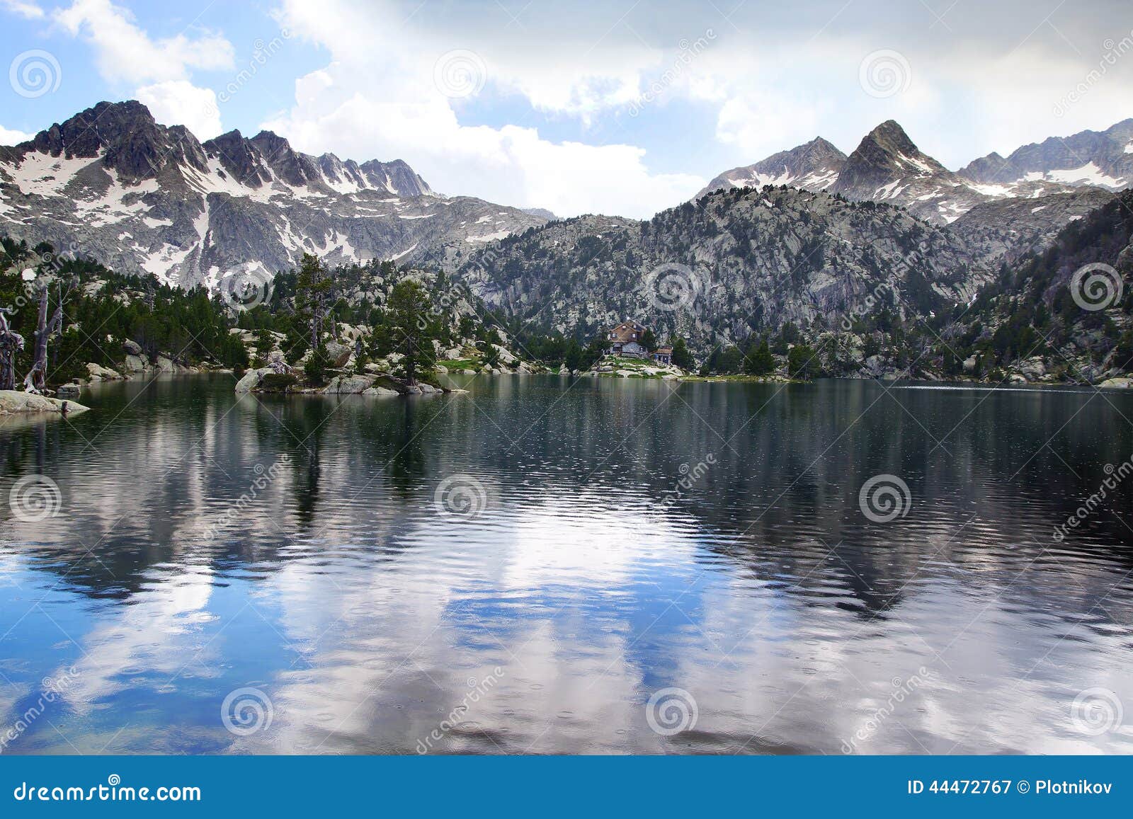 Paesaggio pittoresco della natura con il lago. Aiguestortes e parco nazionale di Estany de Sant Maurici, Spagna