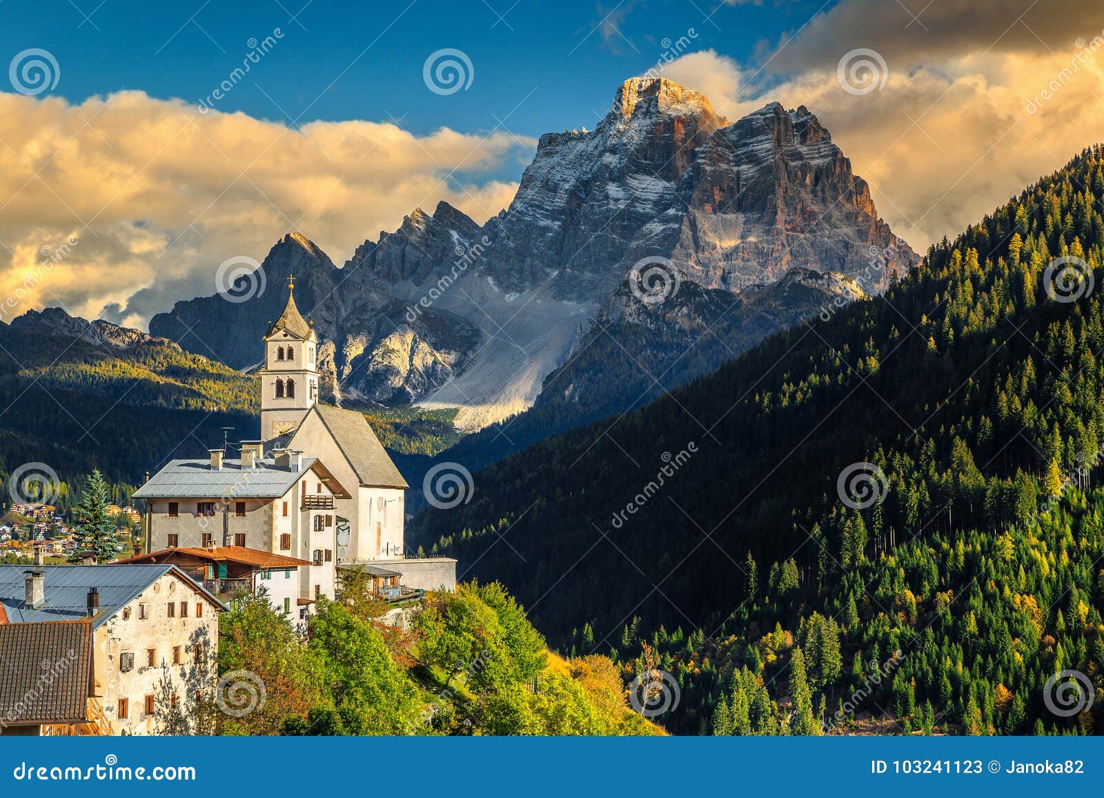 Paesaggio stupefacente di autunno con la chiesa sulla collina, dolomia, Italia. Paesaggio alpino fantastico della molla con la chiesa sul gruppo nel fondo, Colle Santa Lucia, dolomia, Italia, Europa del passaggio di Santa Lucia e della montagna di Pelmo