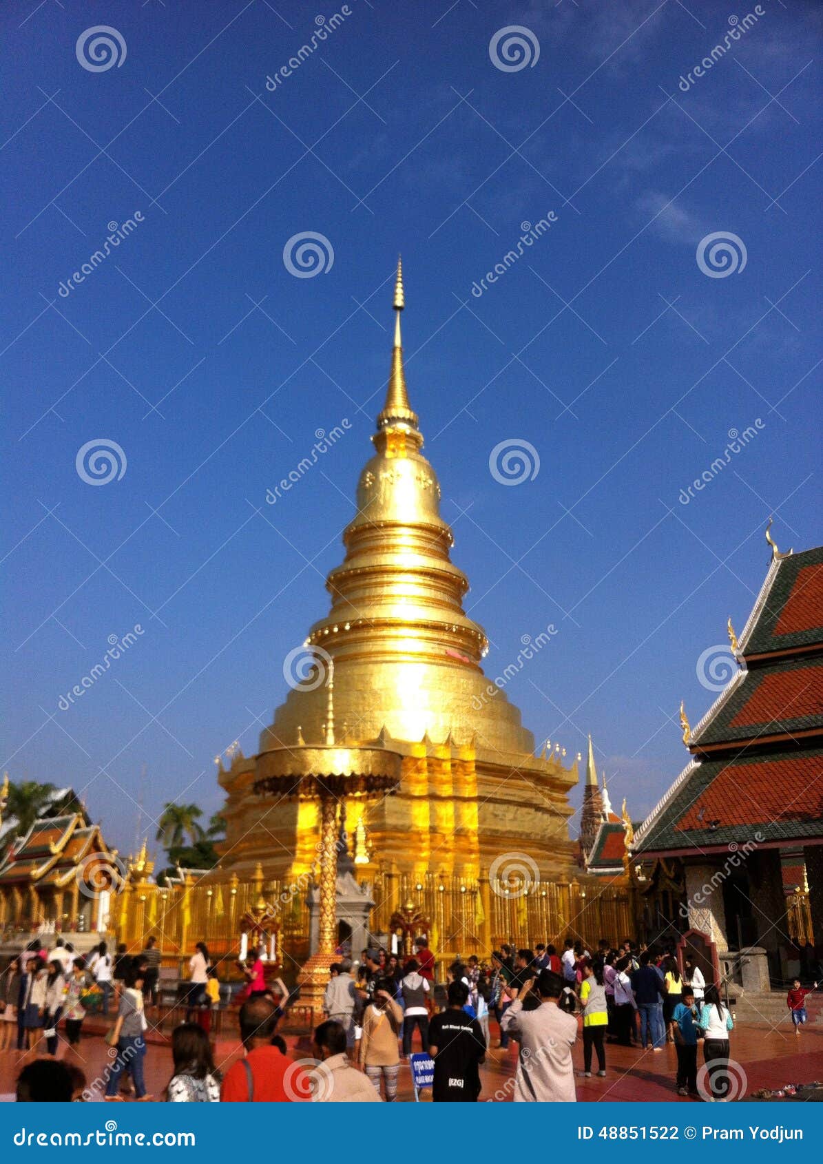 Pagoda dourado. Pagode dourado no templo budista tailandês na província de Lamphun