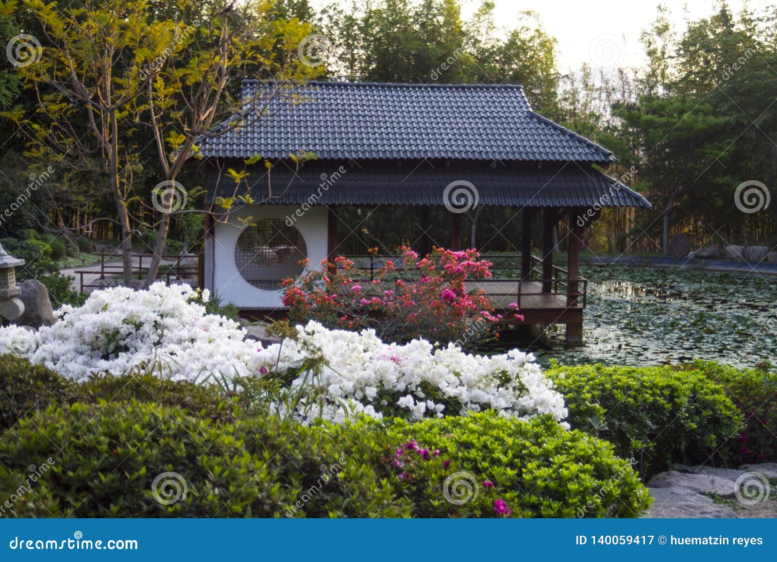 pagoda japonesa en jardin zen