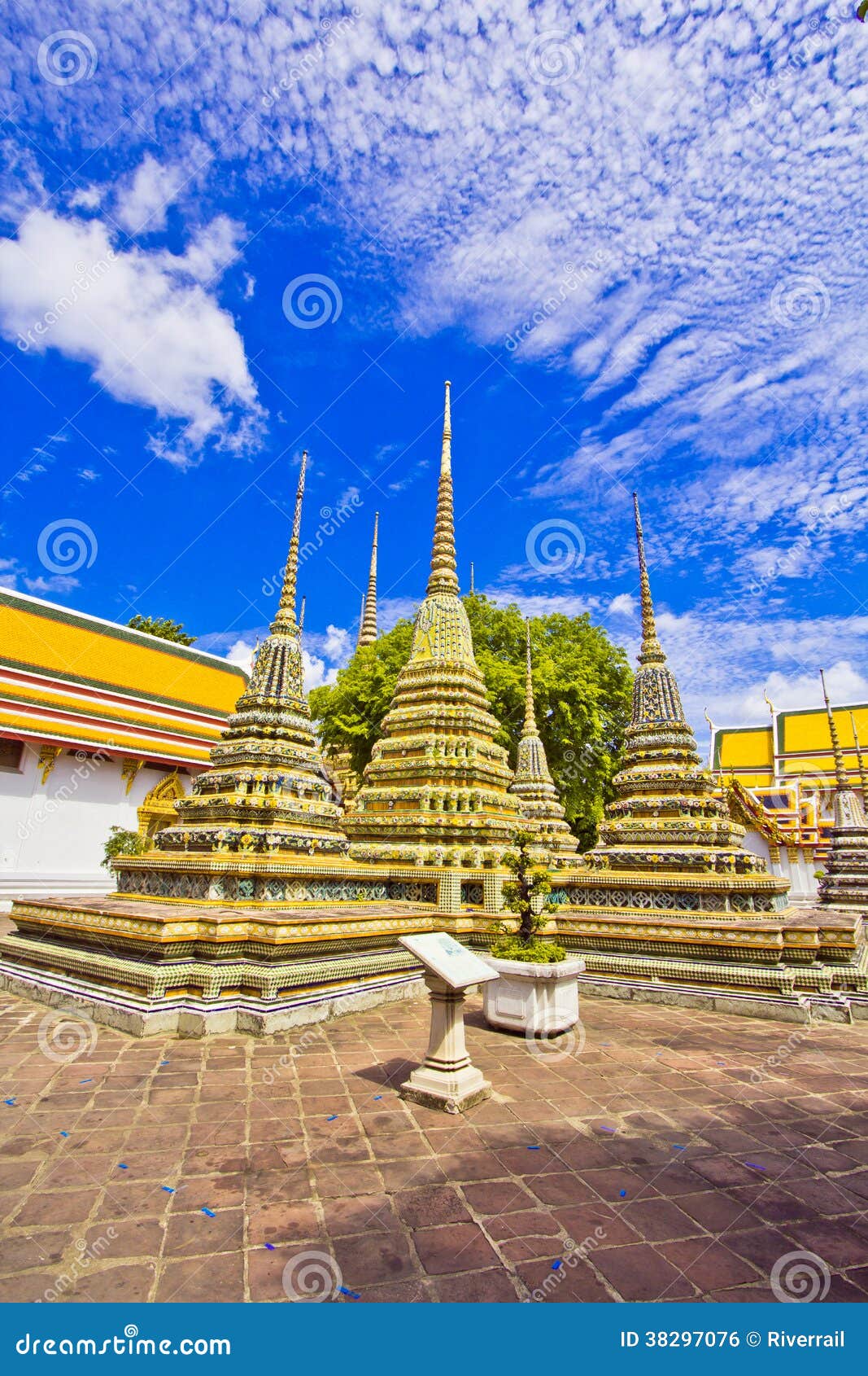 Pagoder av dog folk på Wat Pho. Pagod på Wat Pho eller Wat Phra Chettuphon Wimon Mangkhlaram Ratchaworamahawihan i Bangkok, Thailand