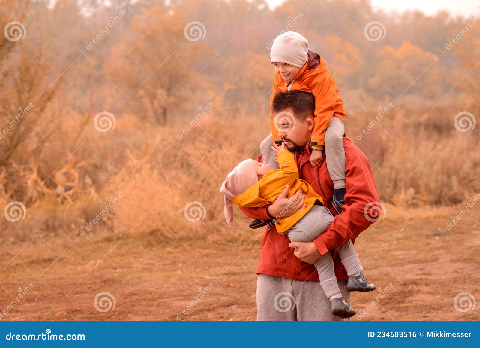 Pai Com Filhos. Pai E Crianças Felizes Passando Um Tempo Juntos