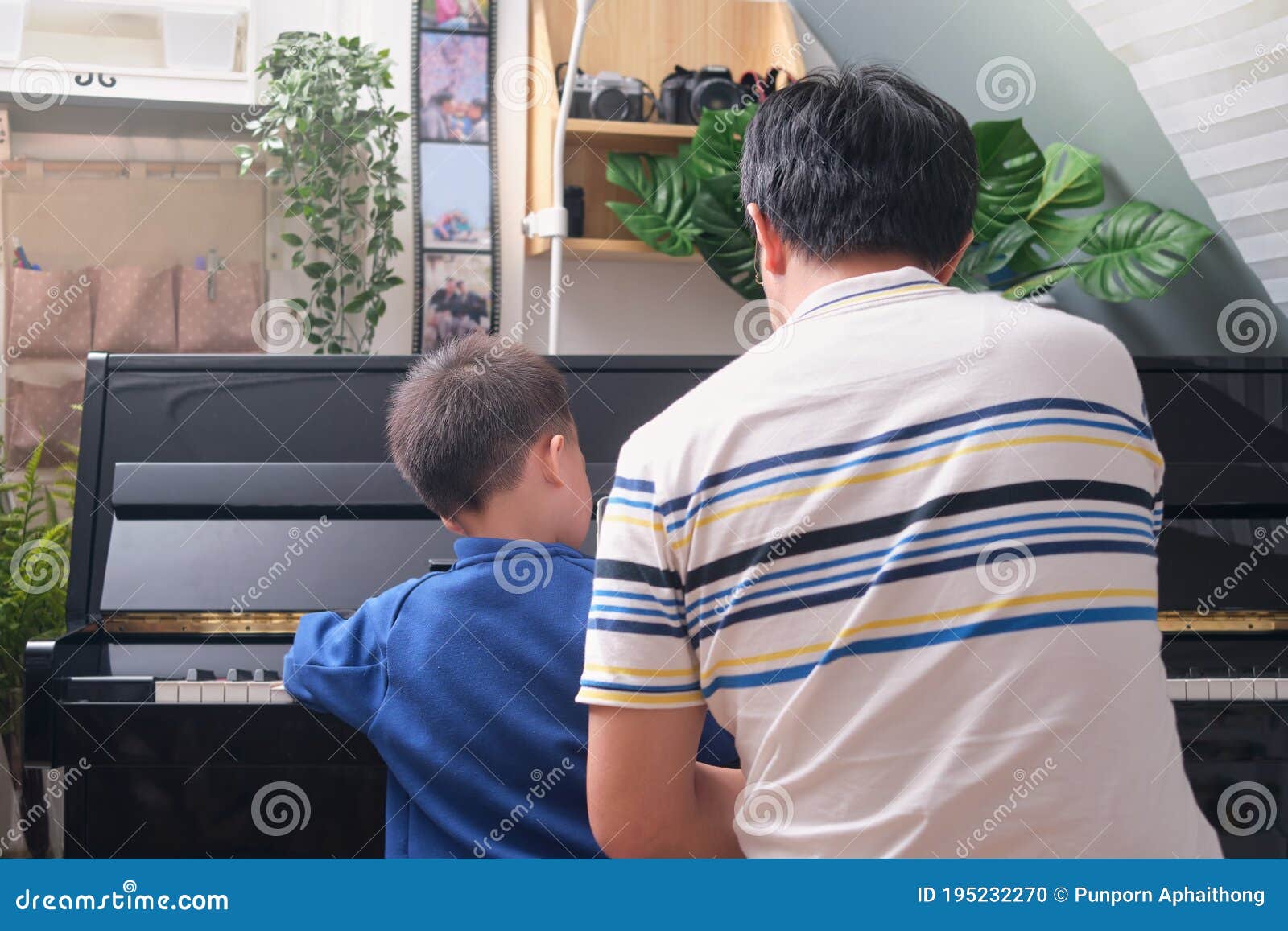 Criança asiática aprendendo a tocar piano online em casa