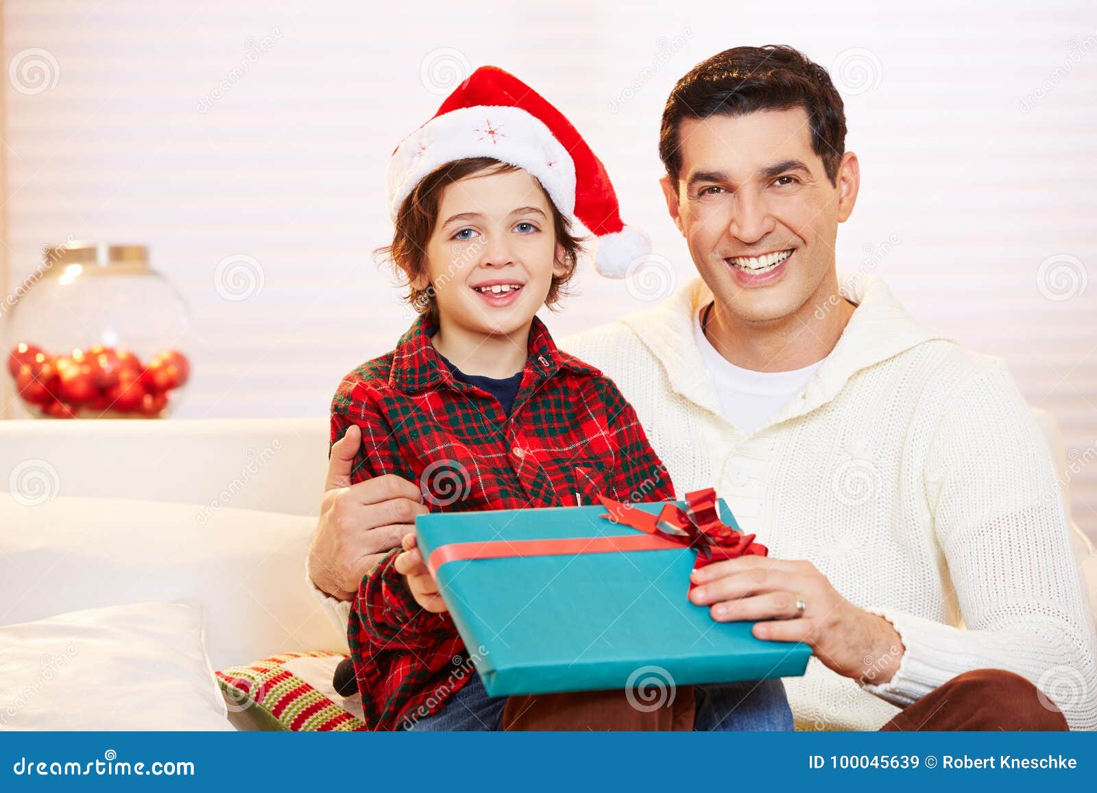 Pai E Filho Com O Presente Na Noite De Natal Imagem de Stock - Imagem de feriado, retrato: 100045639 Pai E Filho Com O Presente Na Noite De Natal Imagem de Stock - Imagem de feriado, retrato: 100045639