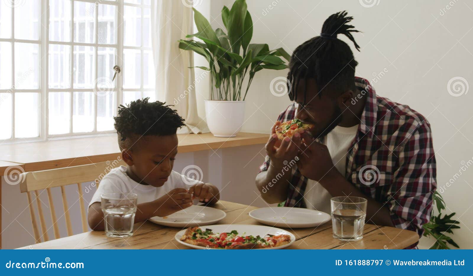 Pai e filho comendo