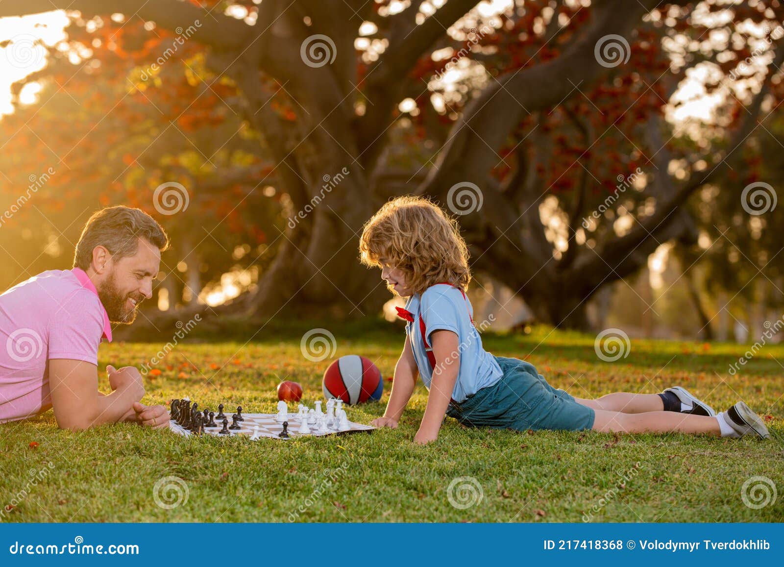 Homem Que Joga a Xadrez Sozinho Imagem de Stock - Imagem de inimigo,  colheita: 27809397