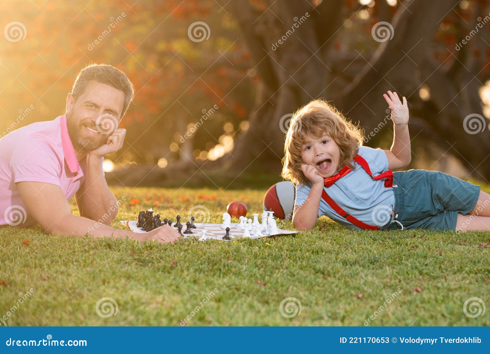 Crianças jogando xadrez no jardim de infância ou na escola primária. jogo  de xadrez infantil.