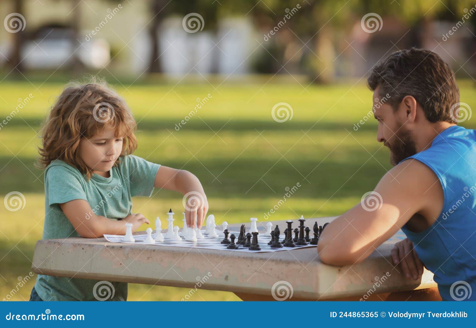 jovem concentrado desenvolvendo estratégia de xadrez, jogando jogo